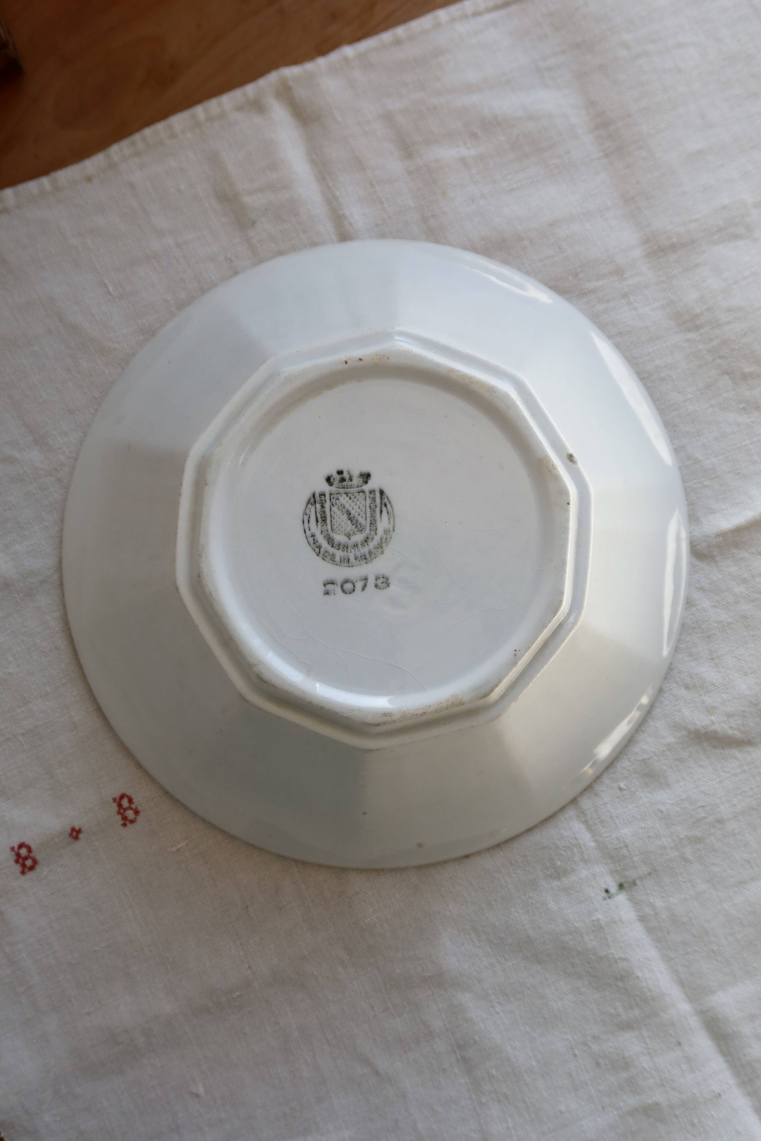 Antique Saint-Amand faience salad bowl model 2078 – Burgundy geometric pattern