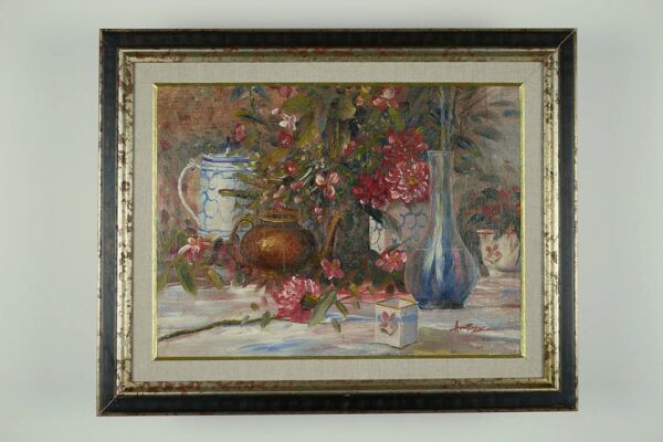 Nature morte aux fleurs roses et aux pots bleus.