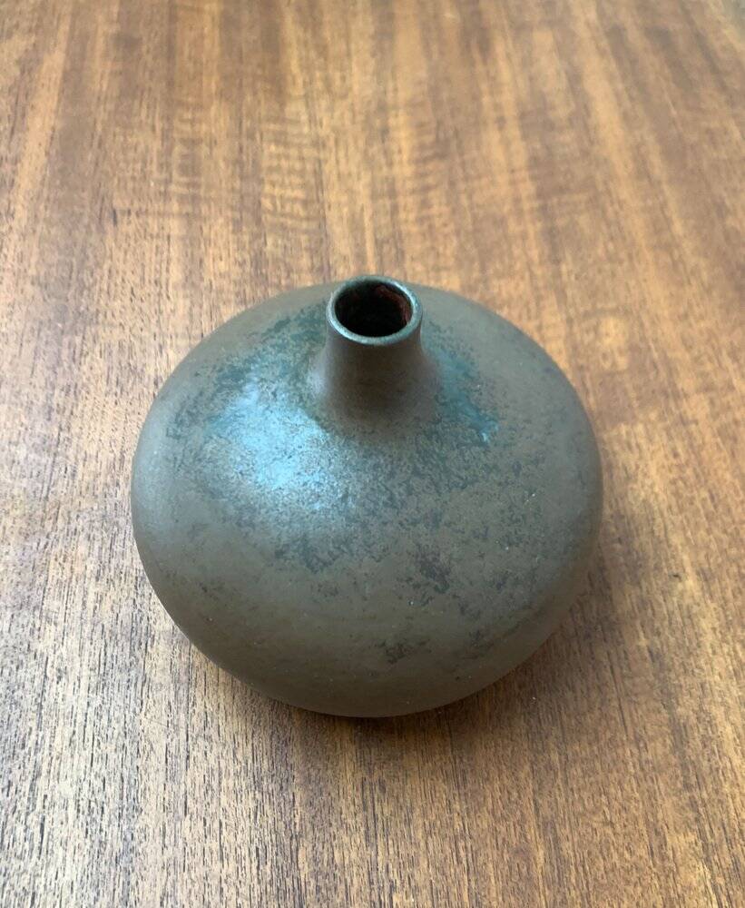 Minimalist ceramic vase from a German studio by Siegfried Gramann for Töpferhof Römhild, 1960s.