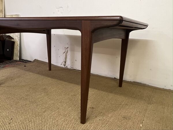 Table en teck de style scandinave avec rallonges