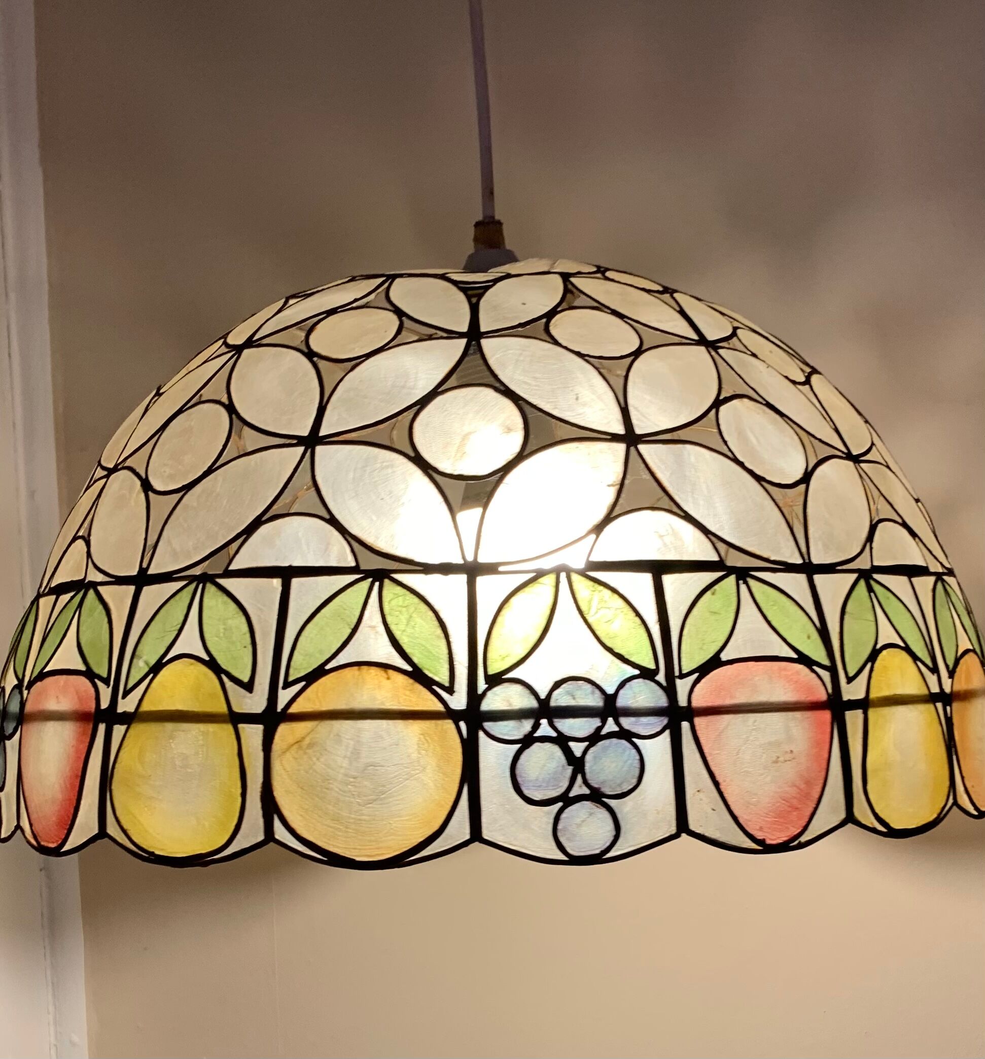 Mother-of-pearl pendant lamp, fruit theme
