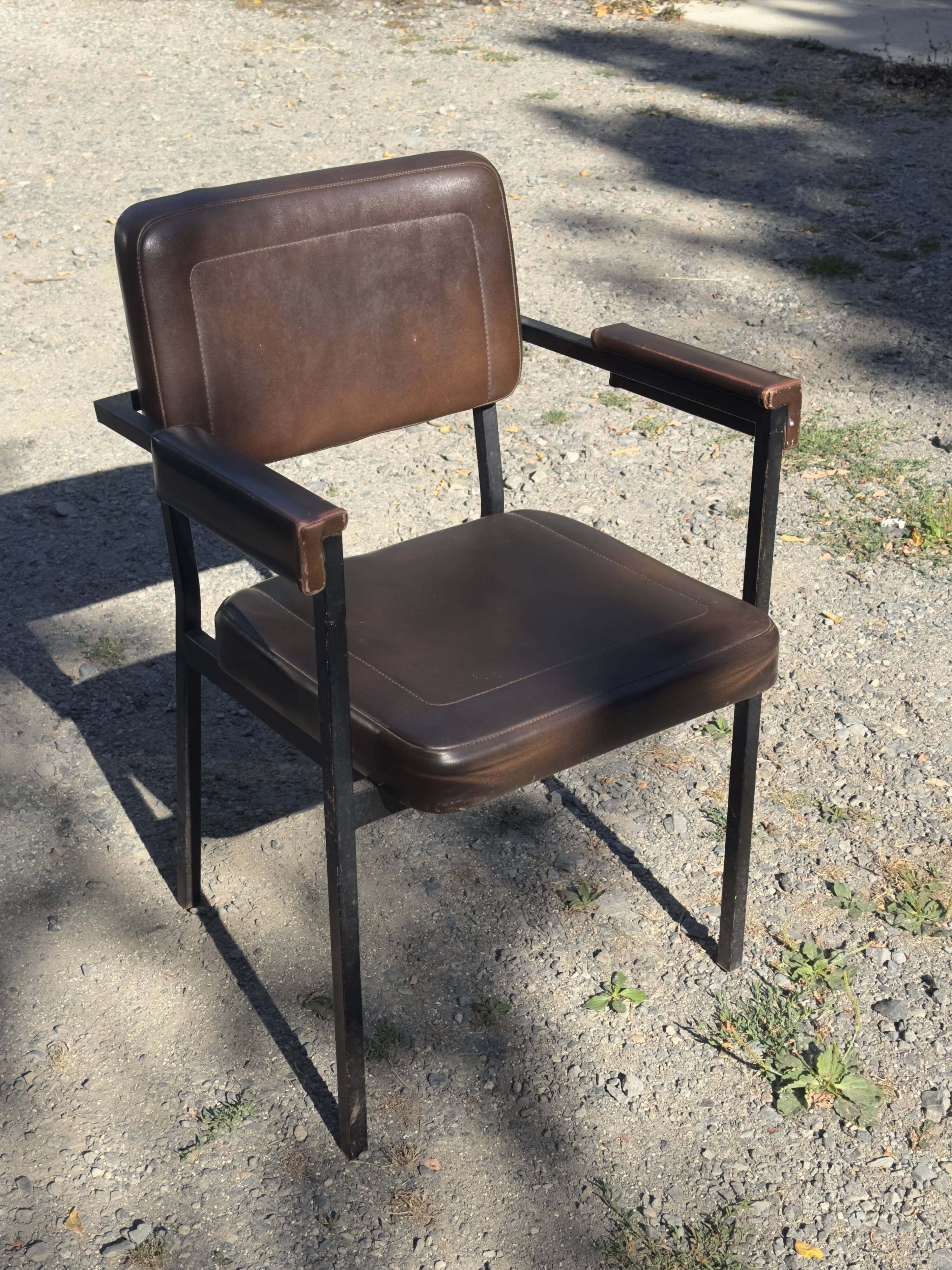 Paire de fauteuils de réunion vintage marron chocolat