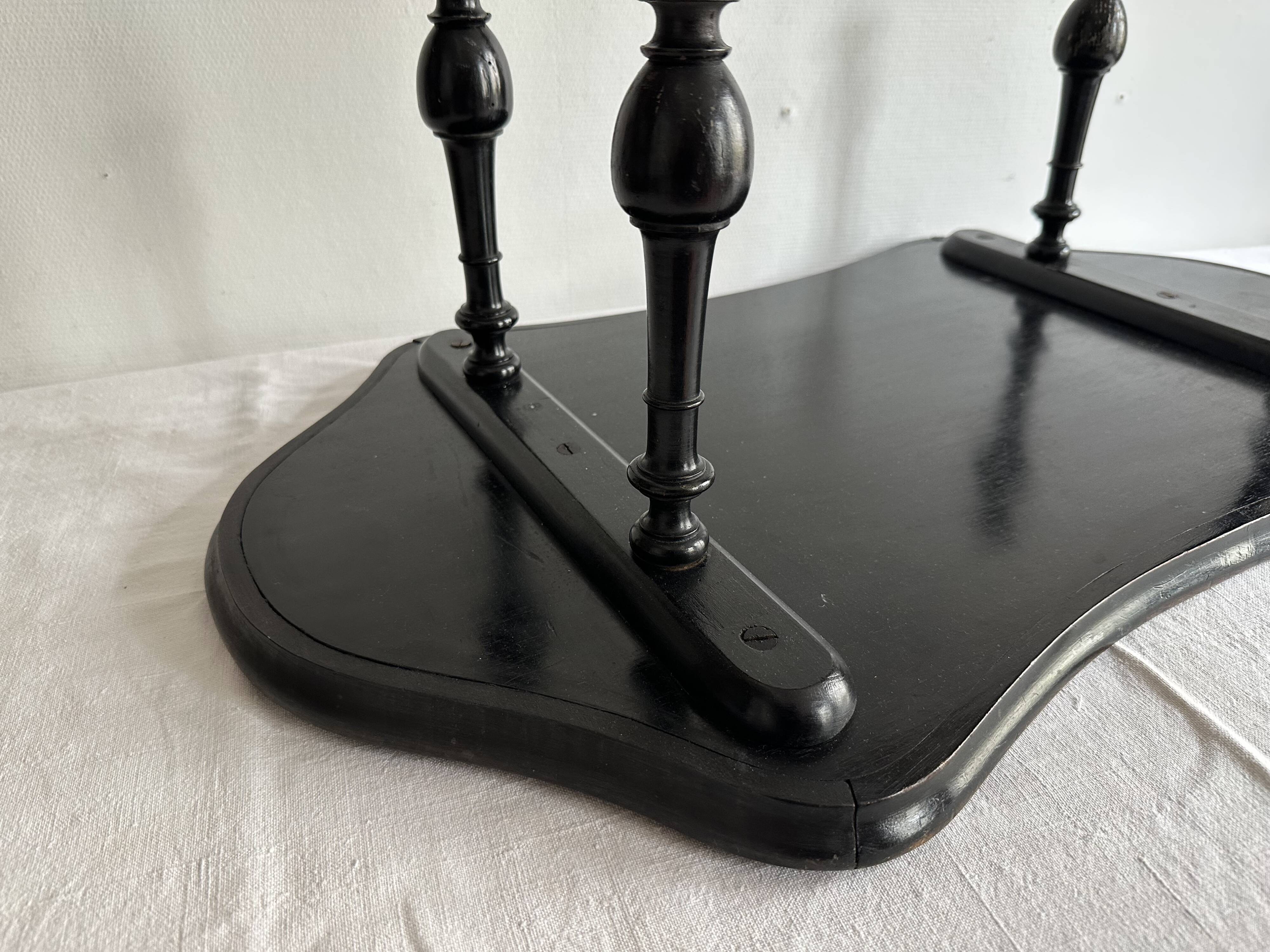 Presentation table of Napoleon III in black lacquered wood, 19th century.