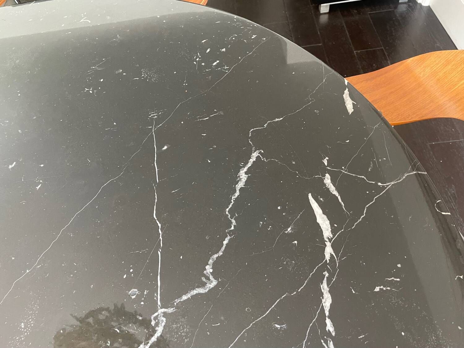 Saarinen Knoll round table in maquina black marble 120cm