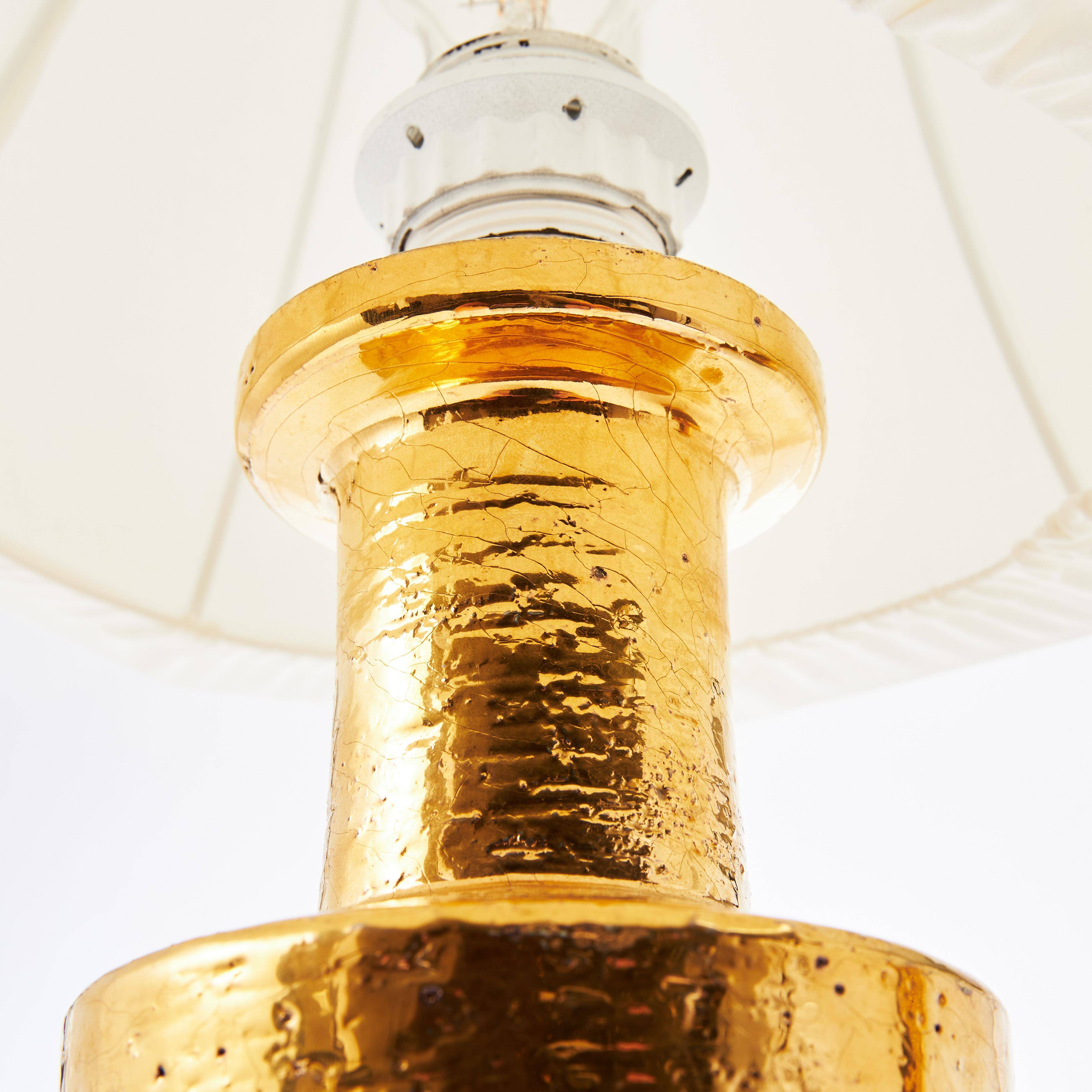 Pair of Bitossi table lamps in gilded ceramic, Italy, 1970.