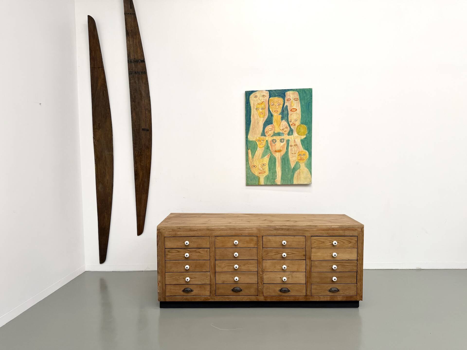 Double-sided display counter with 20 drawers