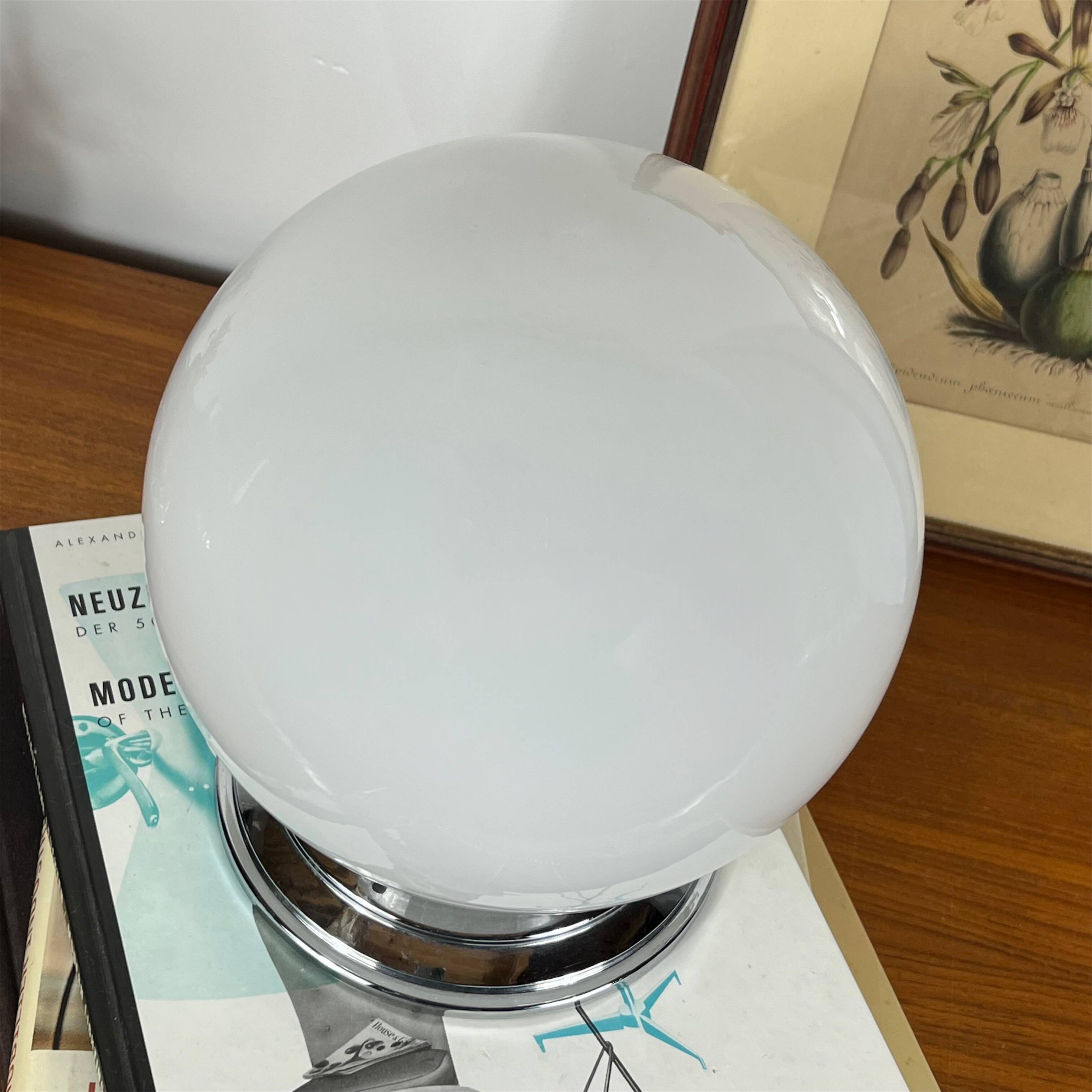 Plafonnier ou applique globe en verre opaline blanc 20 cm rosace chrome