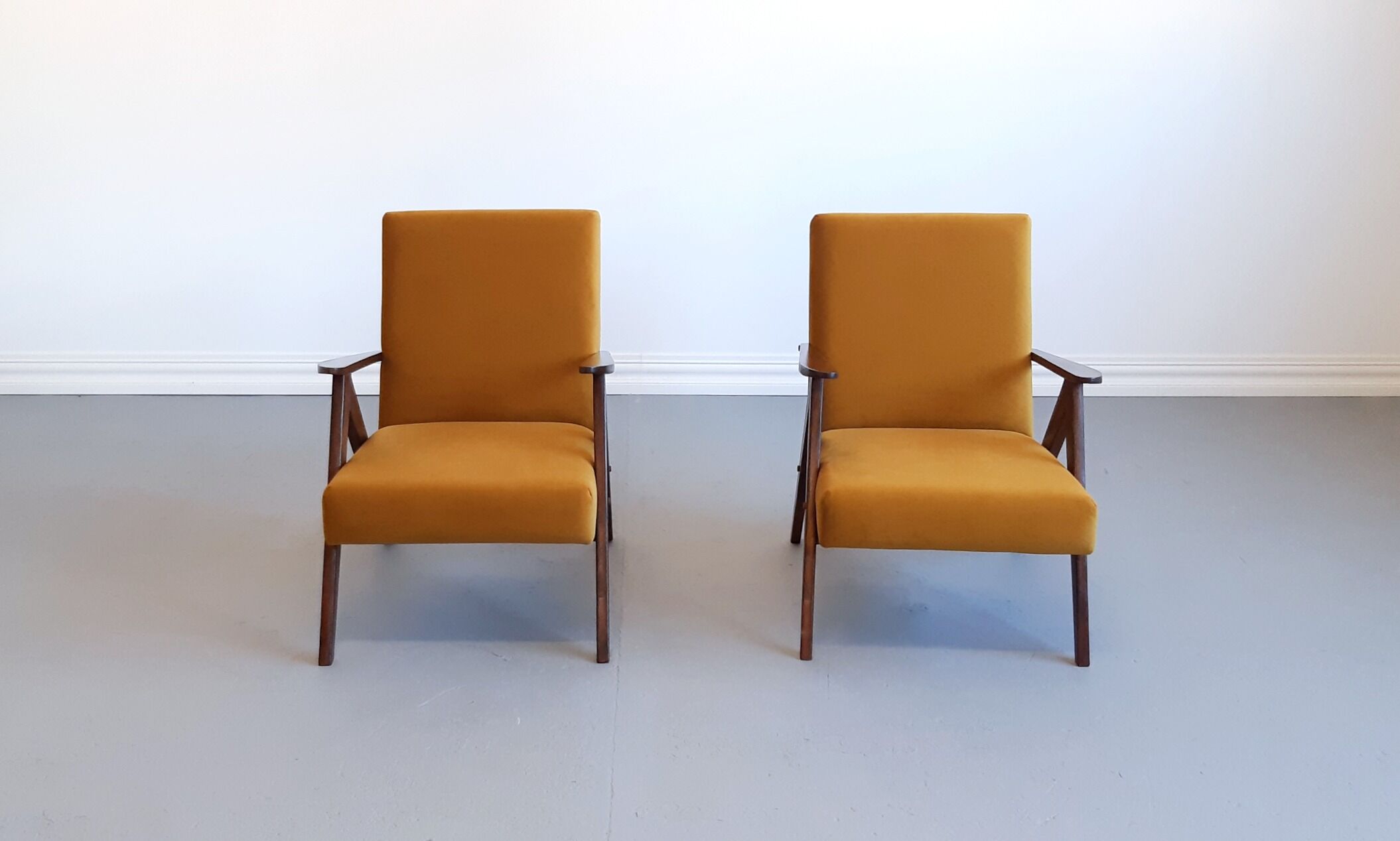 Mid century easy armchairs model B310 Var in velvet