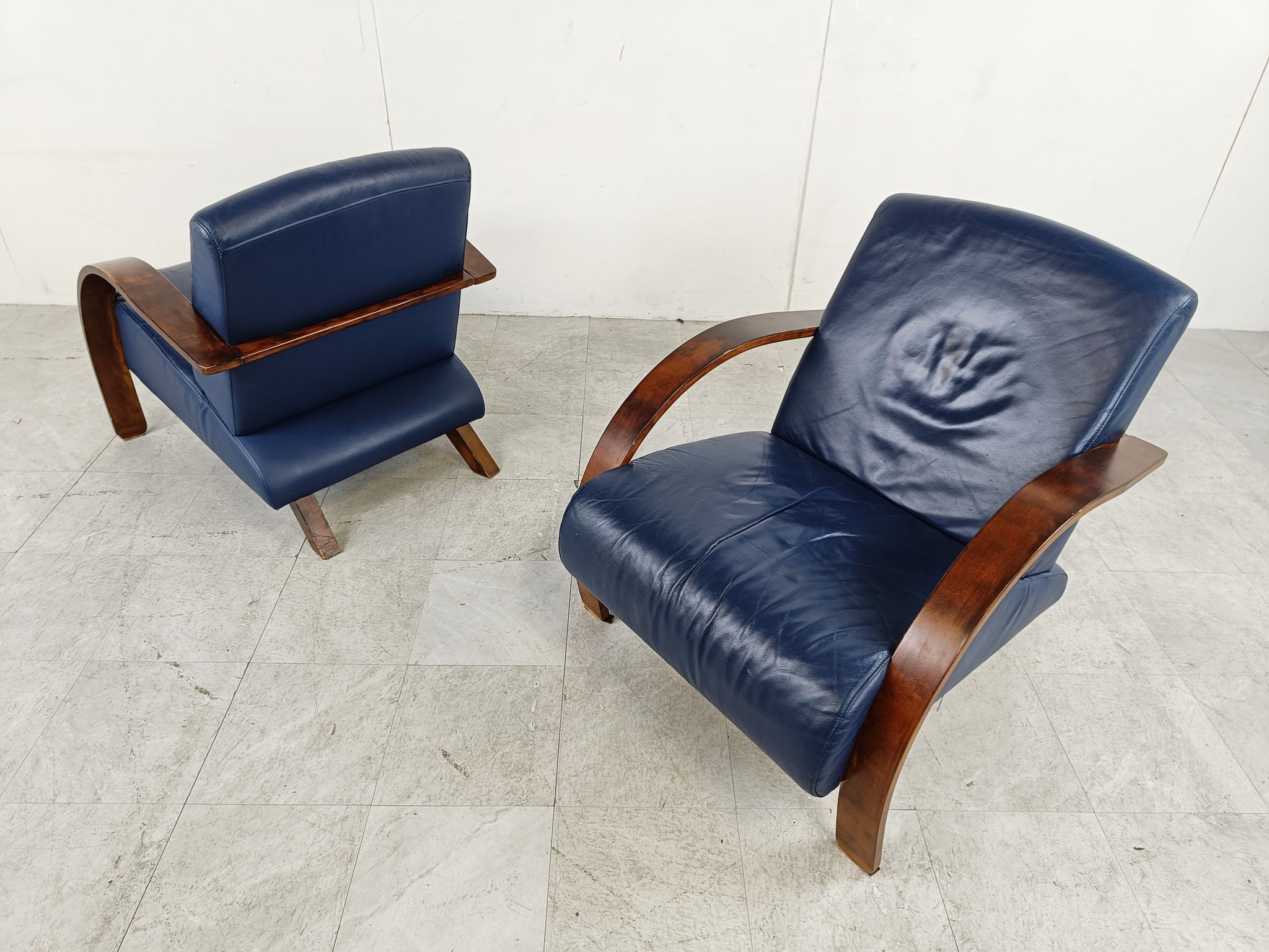 Paire de fauteuils en bois courbé et cuir bleu, années 1970