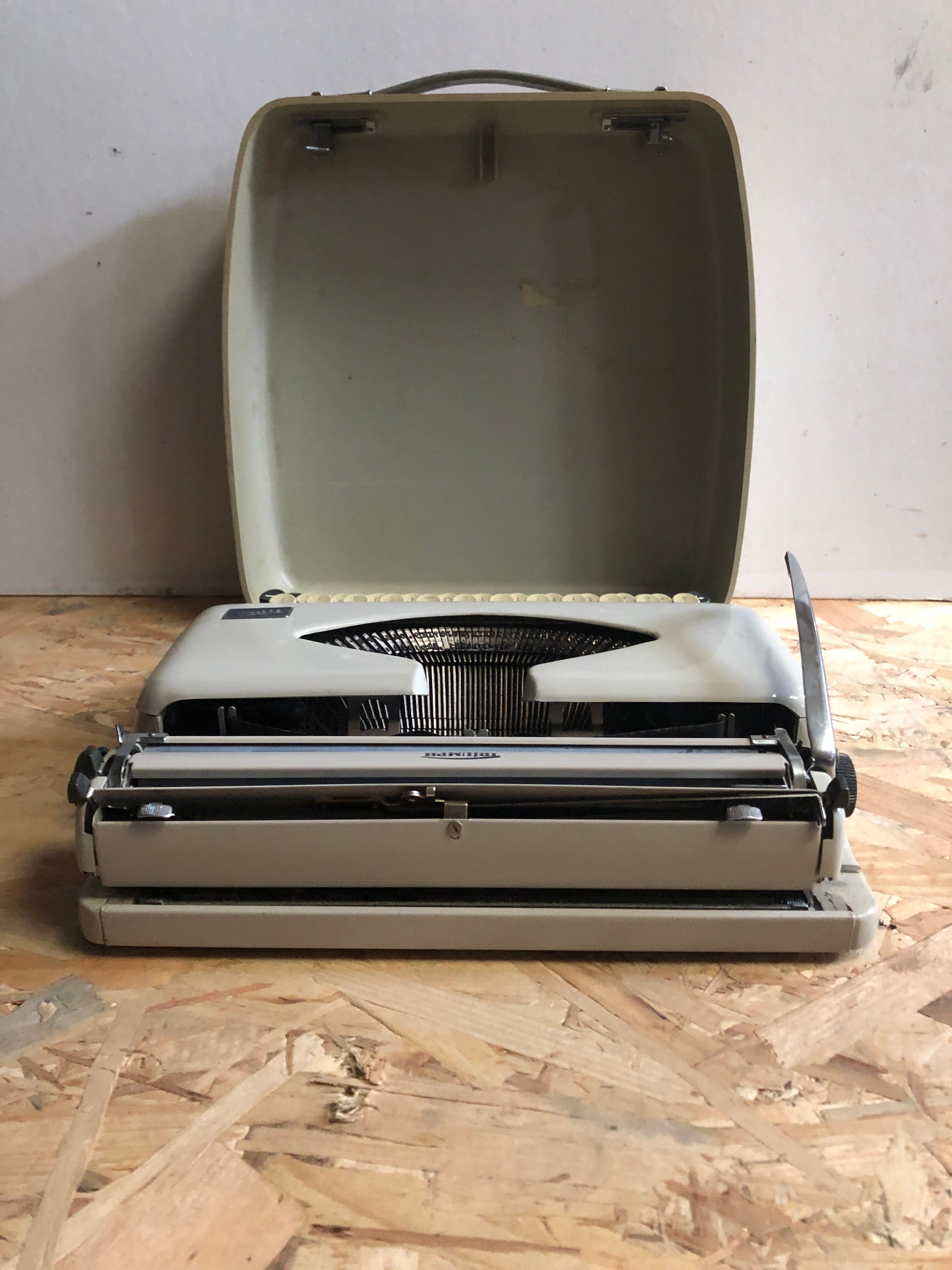Old writing machine triumph tippa bakelite grey + vintage trunk