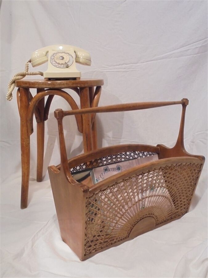 Porte-revues en bois et cannage