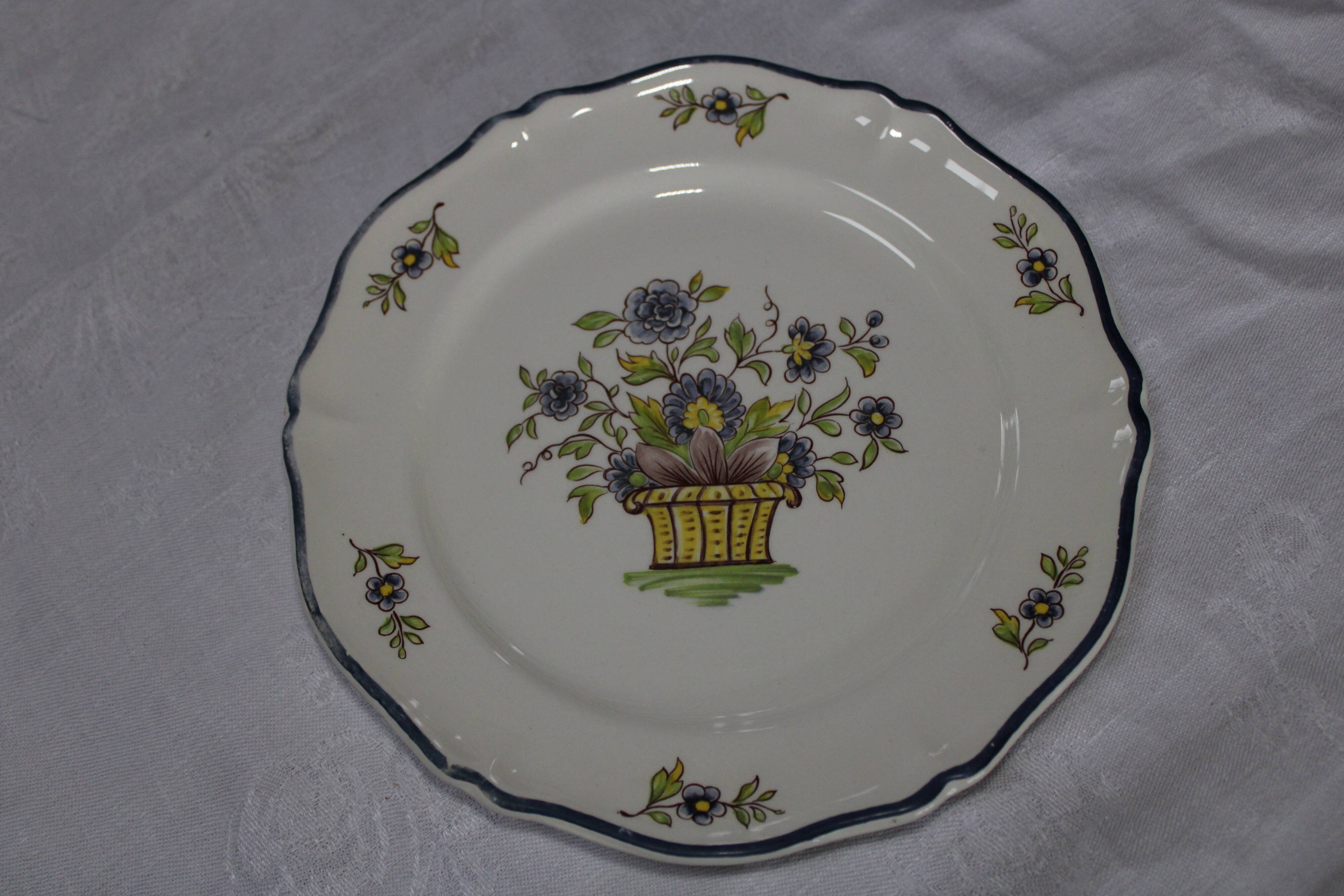 Service at Dessert Saint-Amand Vieux Delft