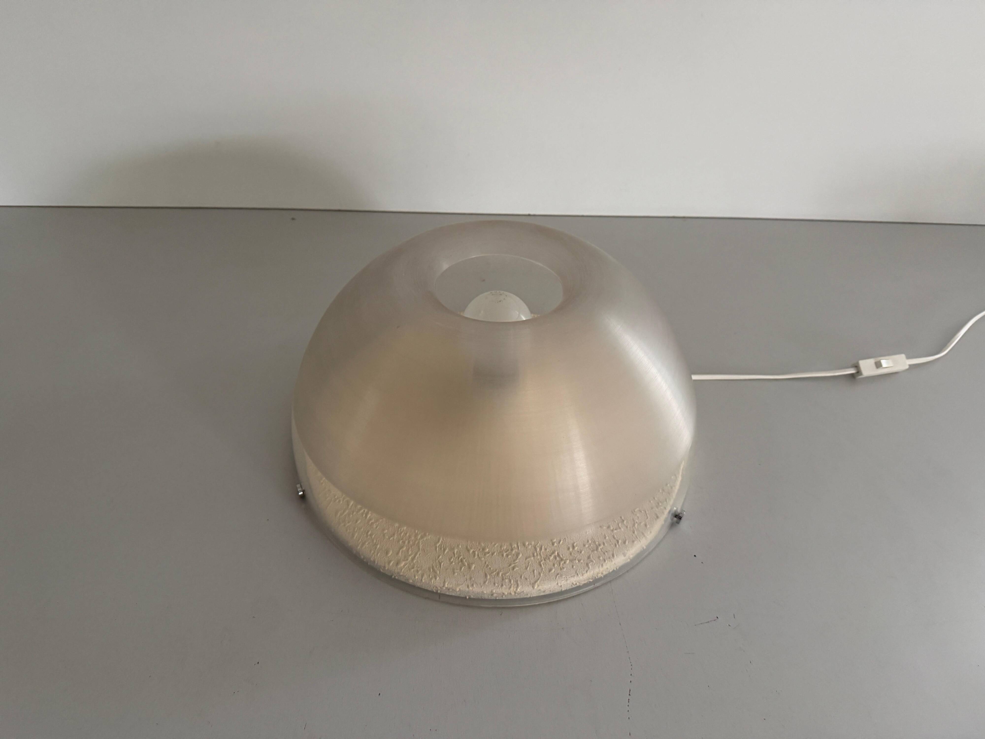 Lampe de table en métal semi-transparent et plexiglas par Harvey Guzzini, années 1960, Italie