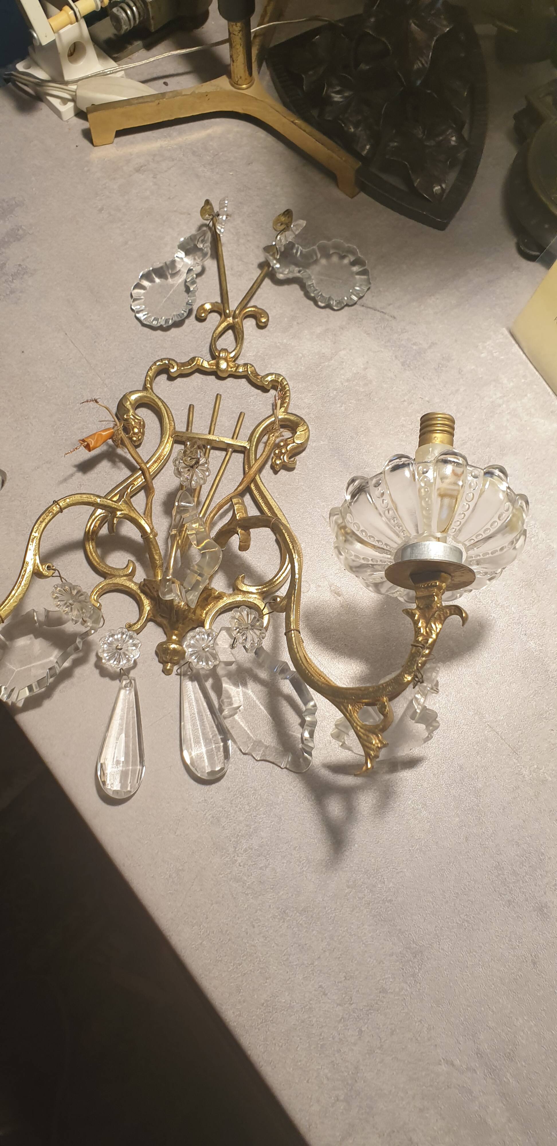 1 crystal prism wall light with 2 lights