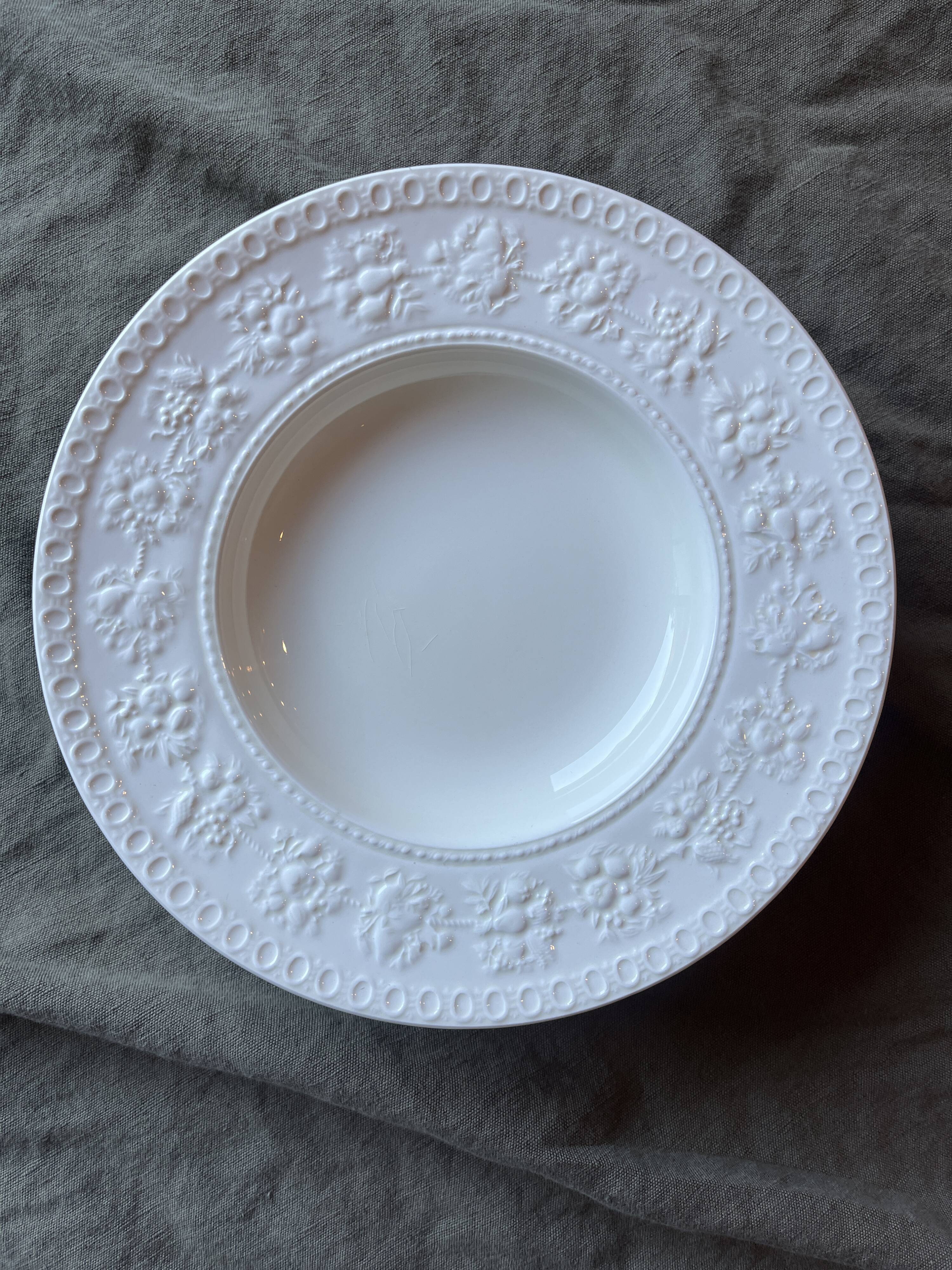 Set of 6 small Wedgwood Wellesley Festivity plates.