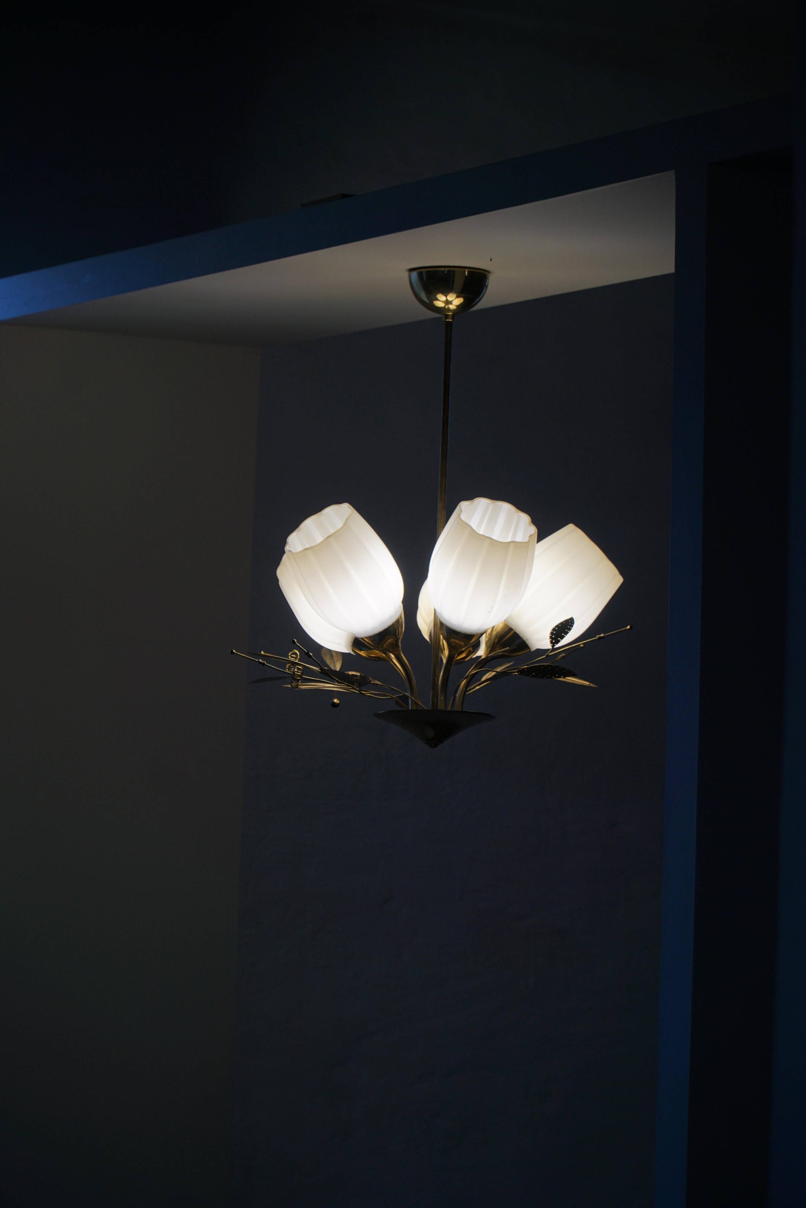 Ceiling lamp with five lights in mid-century modern style, opal glass shade, Itsu, Finland.