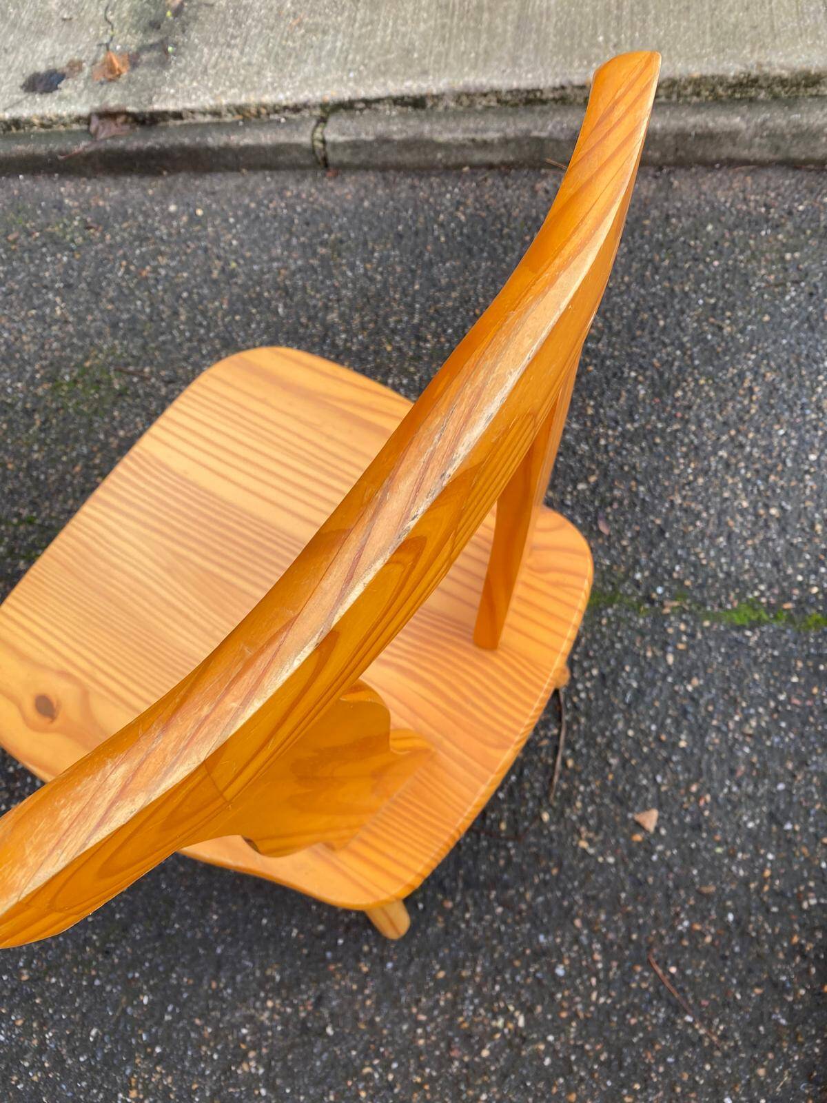 4 rounded Scandinavian dining chairs in solid pine from the 1980s.