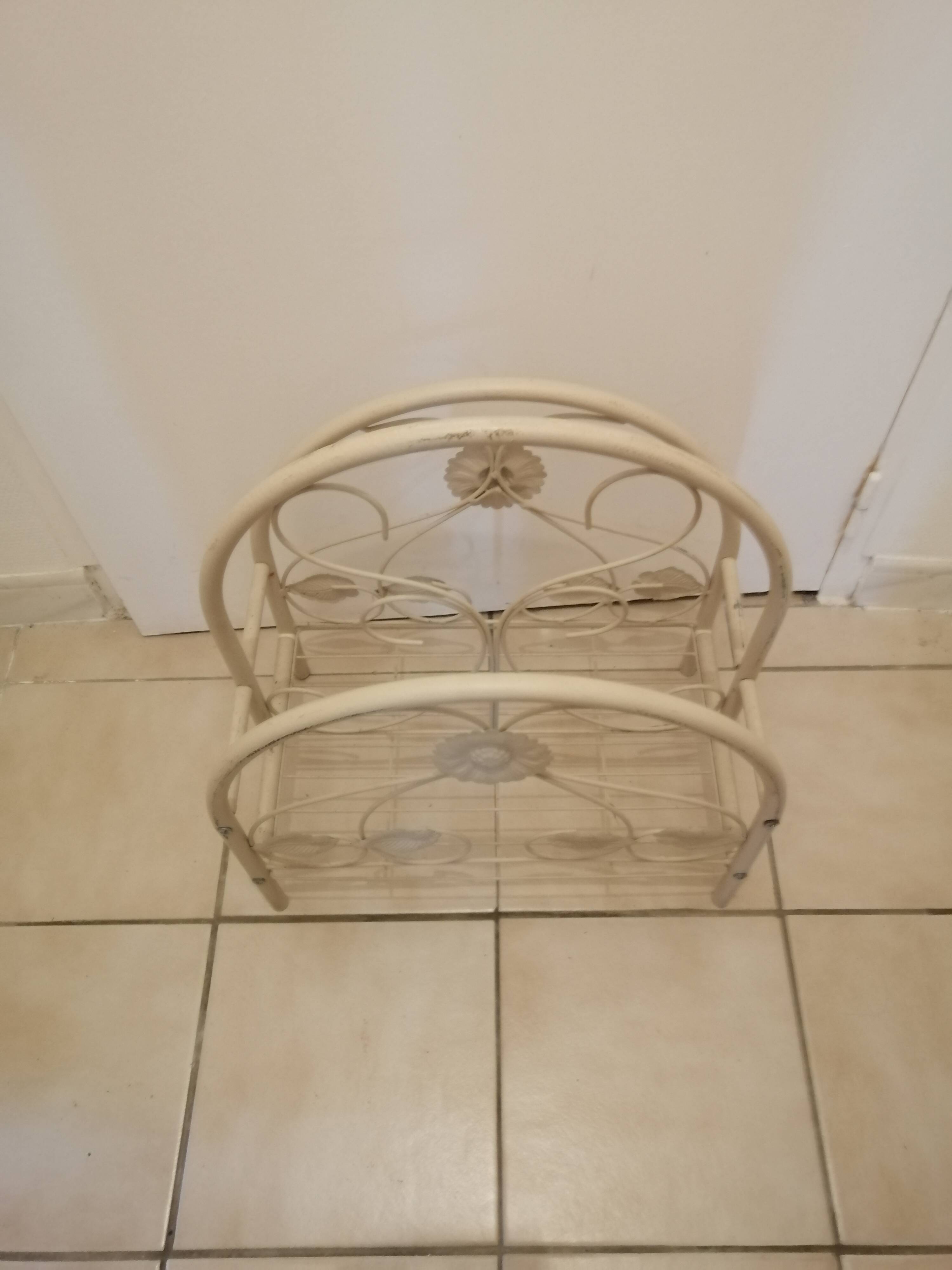 Metal magazine holder