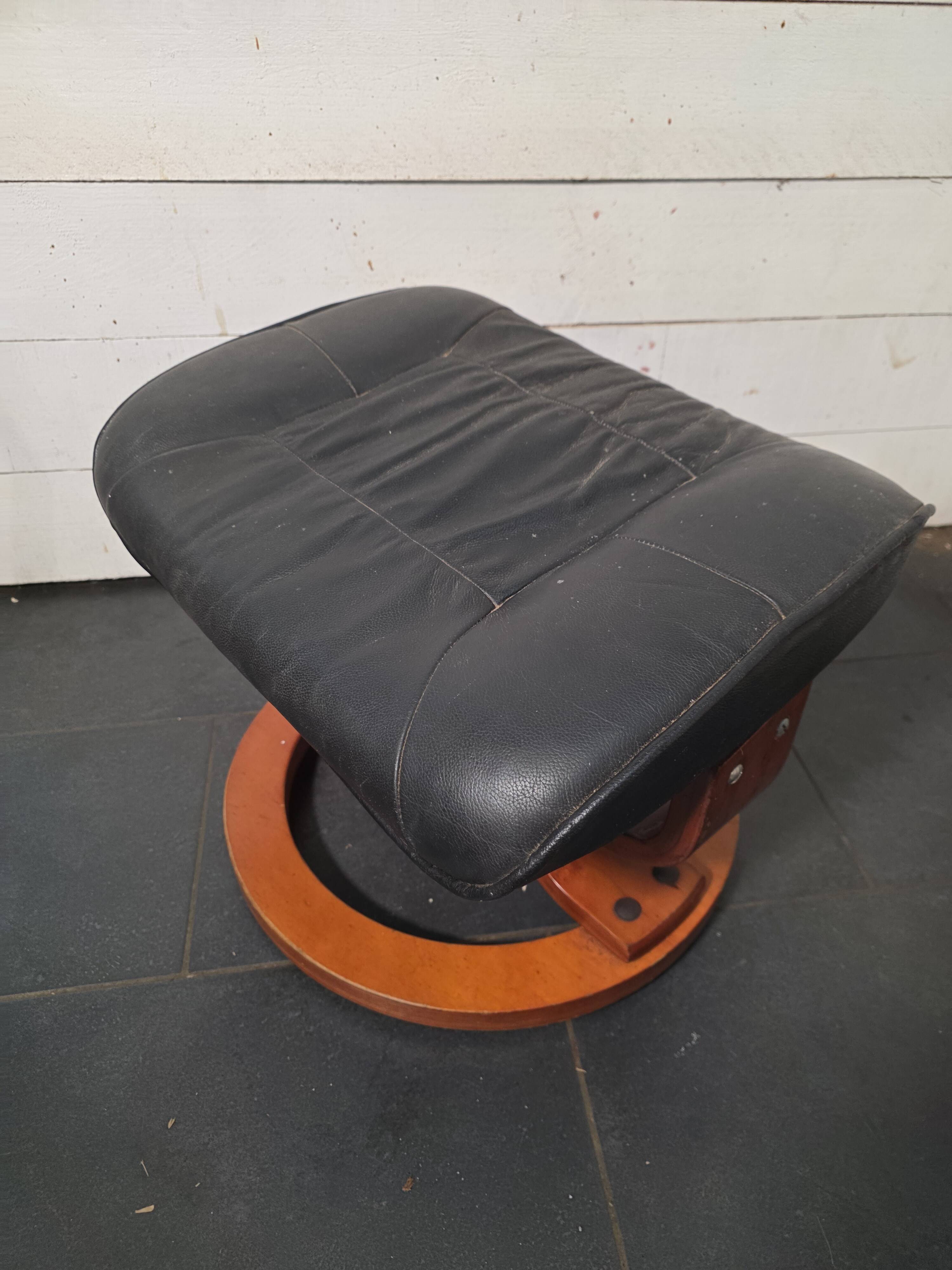 Footrest / Black leather and wood pouf - Stressless