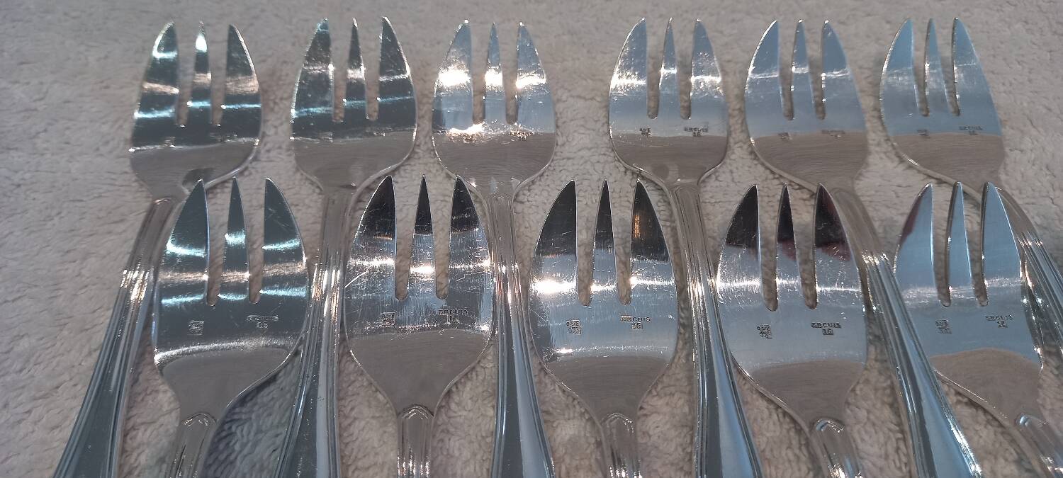 12 silver-plated oyster forks, 13.3cm contours