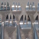 12 silver-plated oyster forks, 13.3cm contours