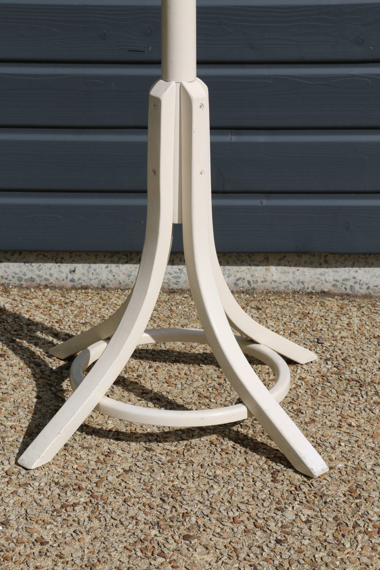Baumann white parrot coat rack