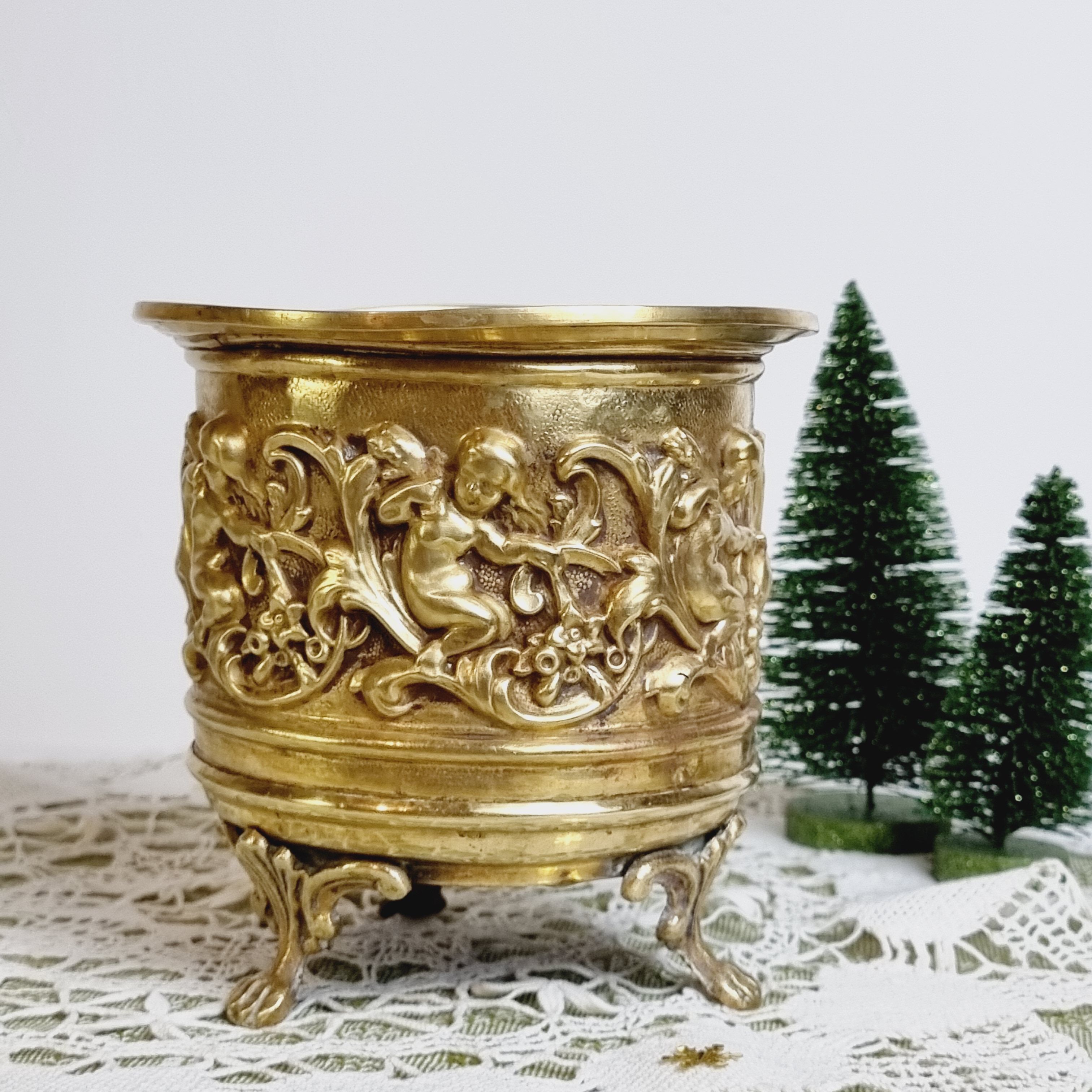 Pot en laiton repoussé anges