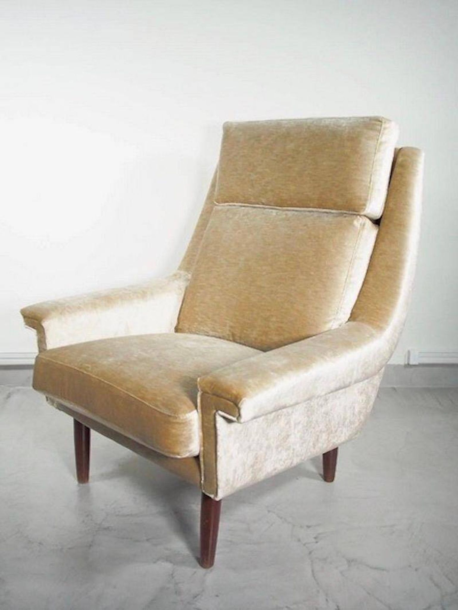 Fauteuil en velours beige danois The Moderns