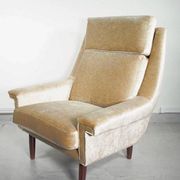 Fauteuil en velours beige danois The Moderns