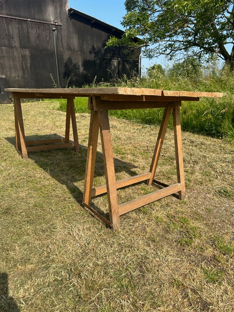 Table and trestles fir tray