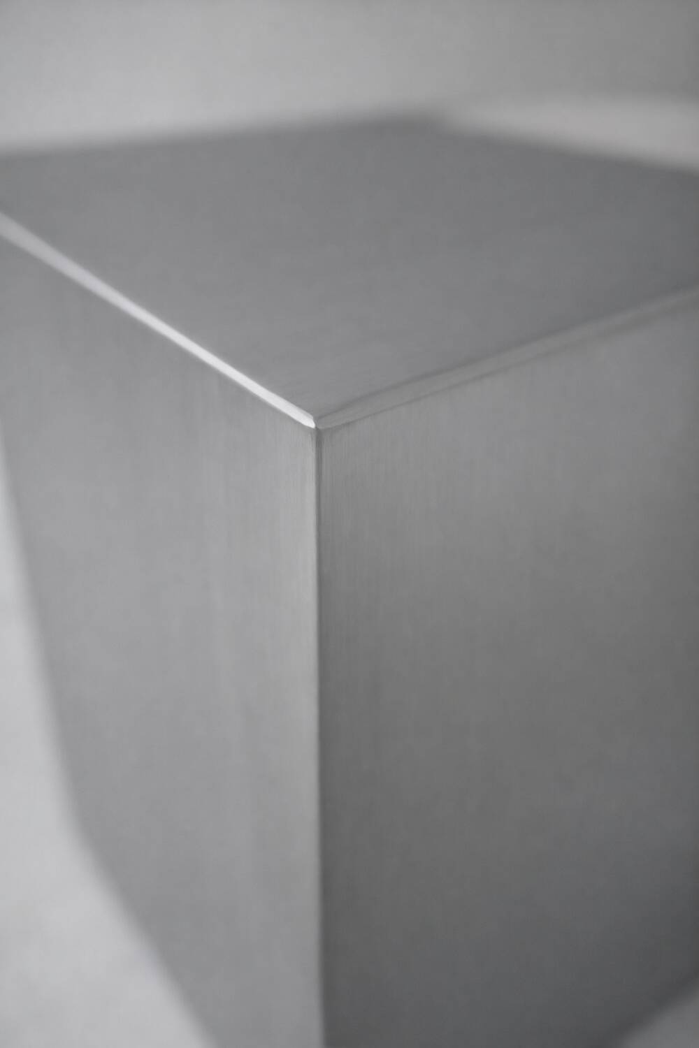 Table d'appoint Veliento "Silent Cube" en acier inoxydable brossé
