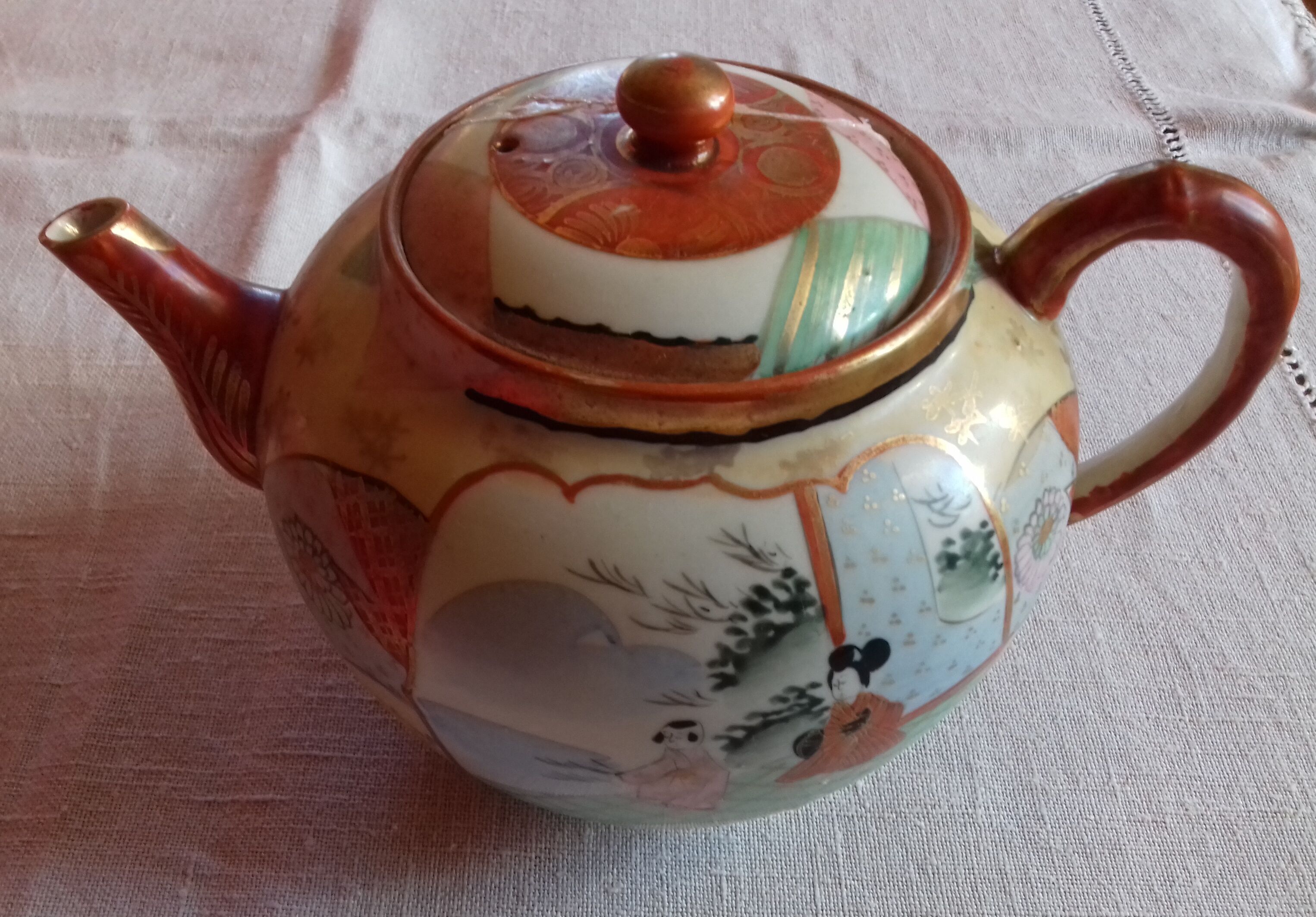 Théière en porcelaine chinoise, motif chinois peints à la main, signée