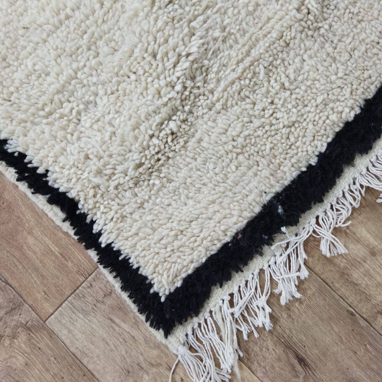 Handcrafted Moroccan Berber Rug 195 X 138 CM