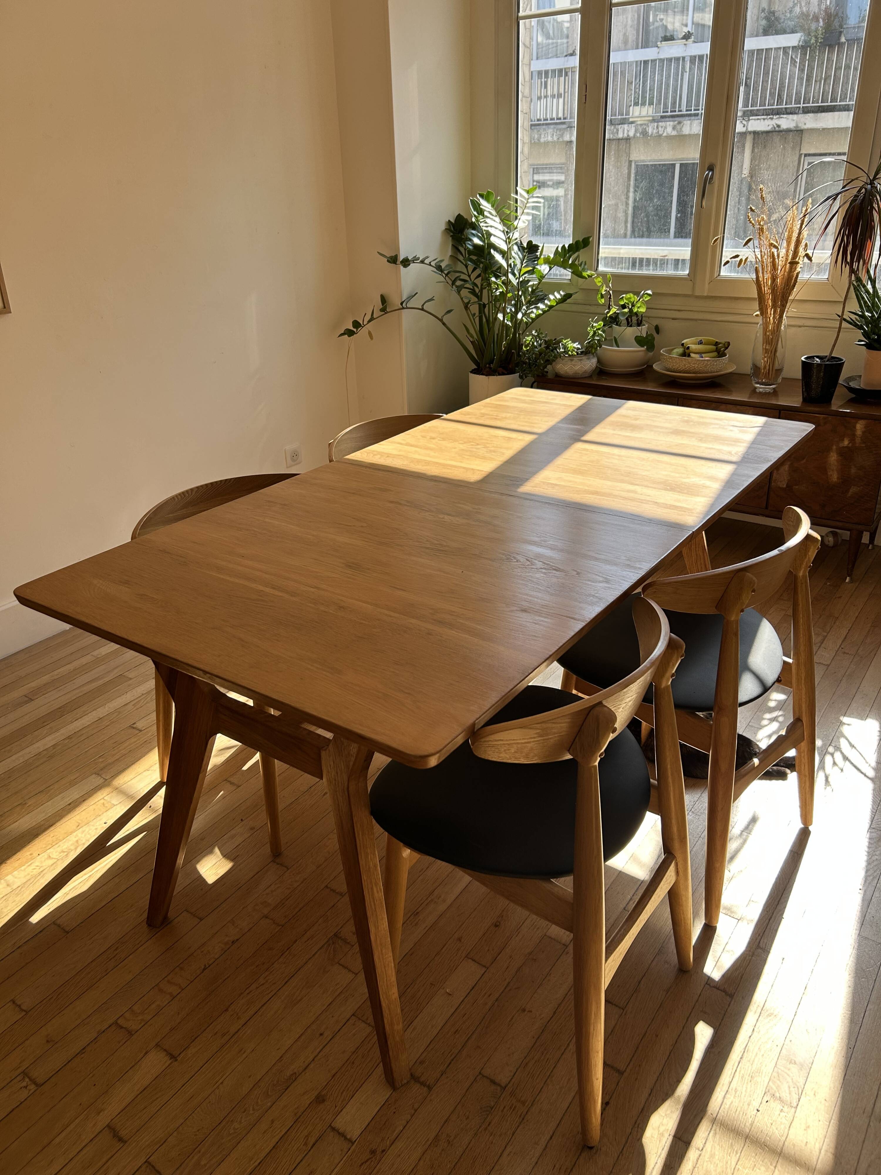 Extensible table Made.com model Jenson for 6 to 8 people.