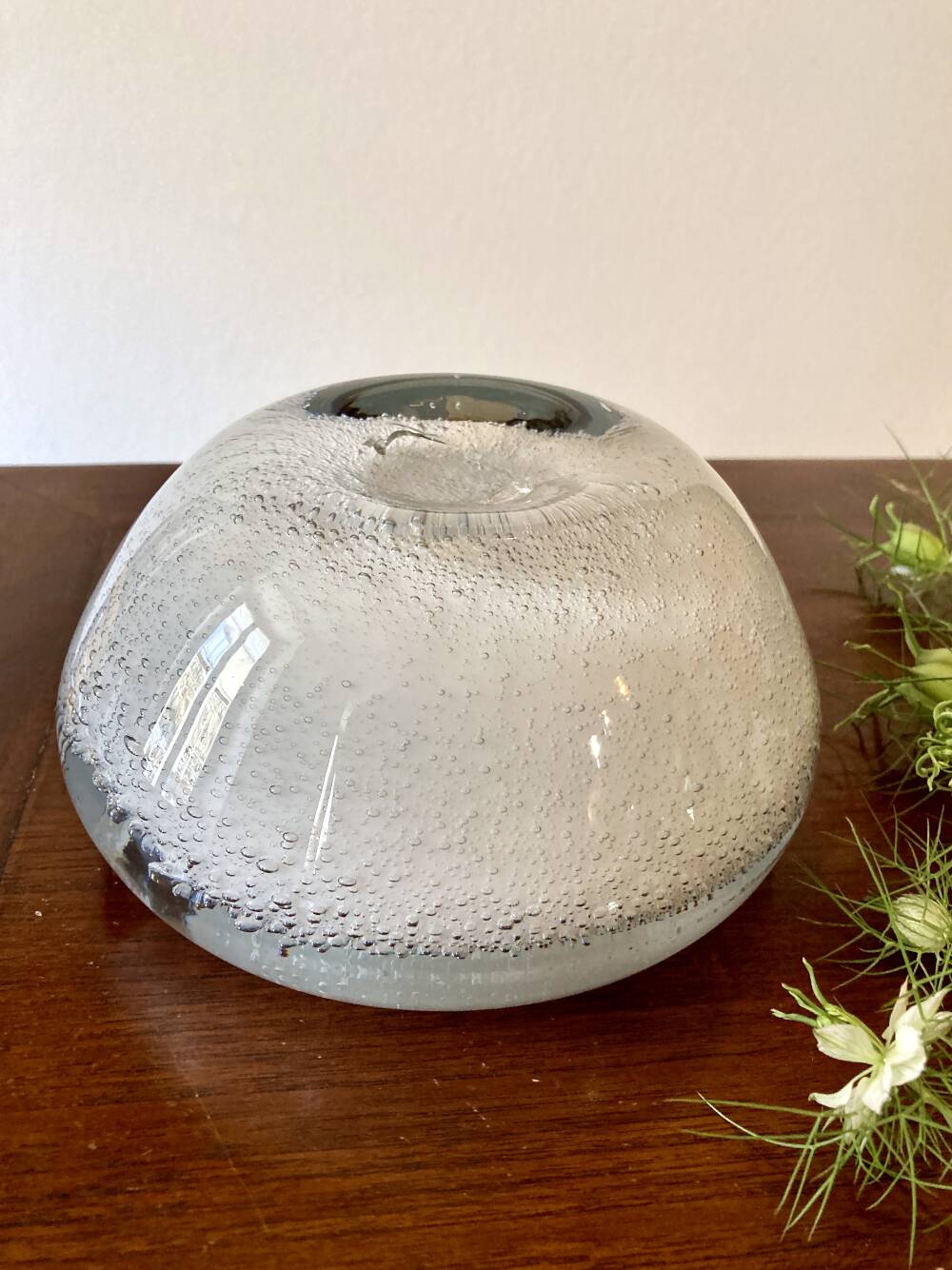 Ashtray made of a mix of bubbled glass and opaque glass, Murano style.