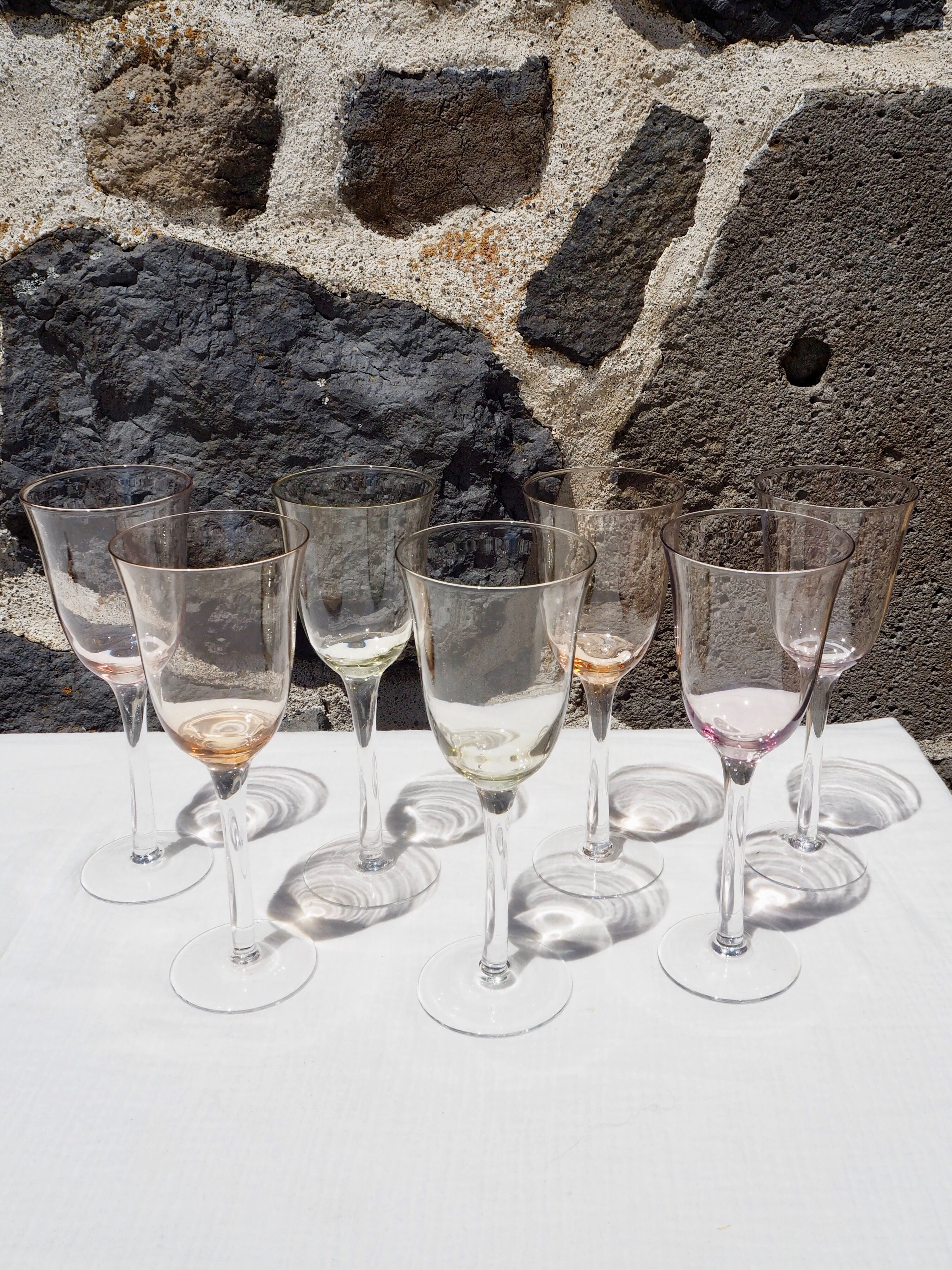 Set de 7 verres à vin en verre coloré