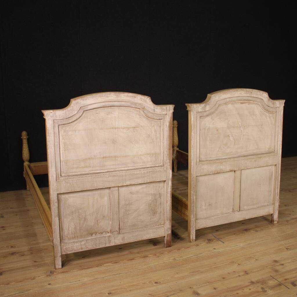 Paire de lits de style Louis XVI en bois laqué du XXe siècle