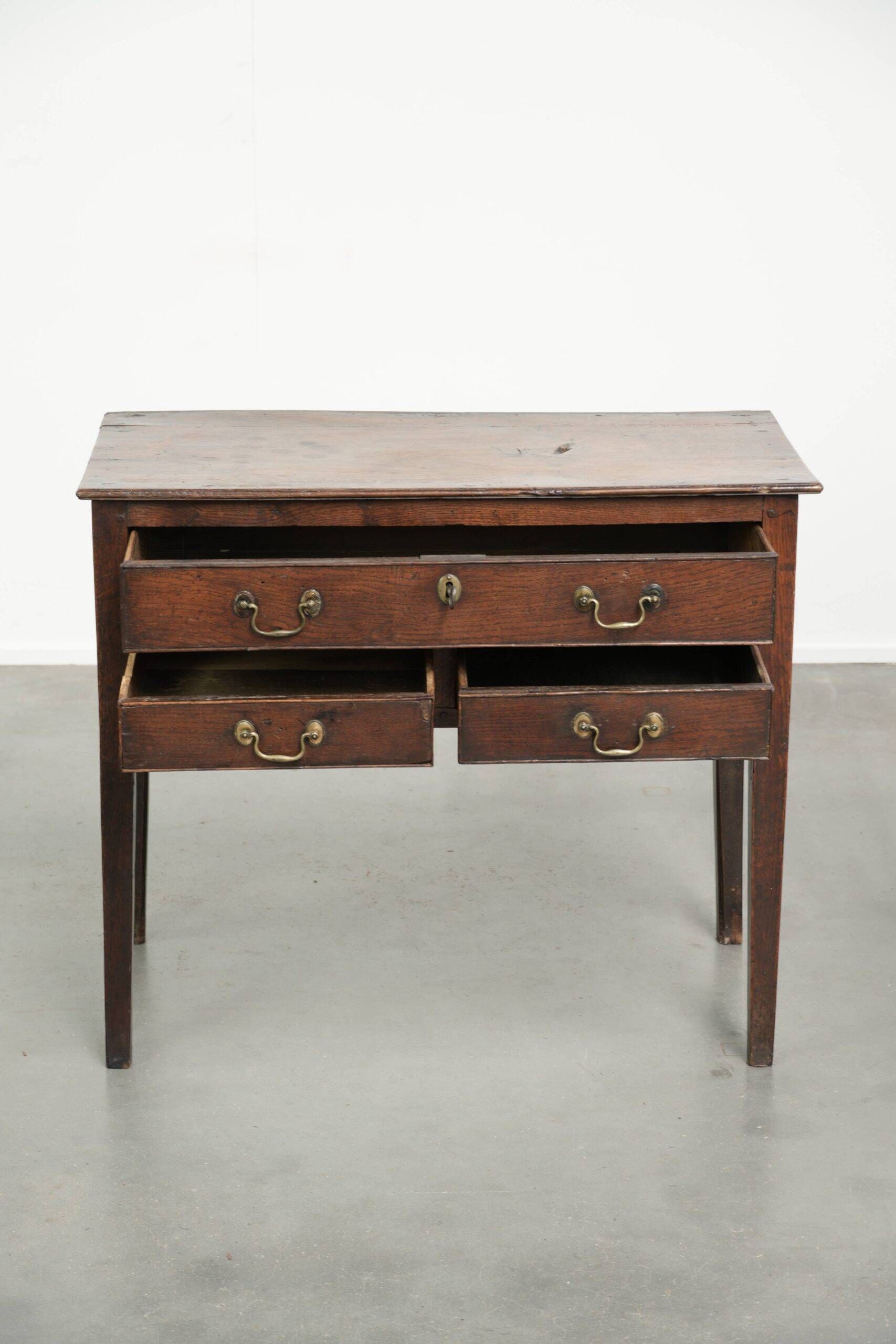Table basse anglaise antique de style lowboy du XVIIIe siècle en chêne.