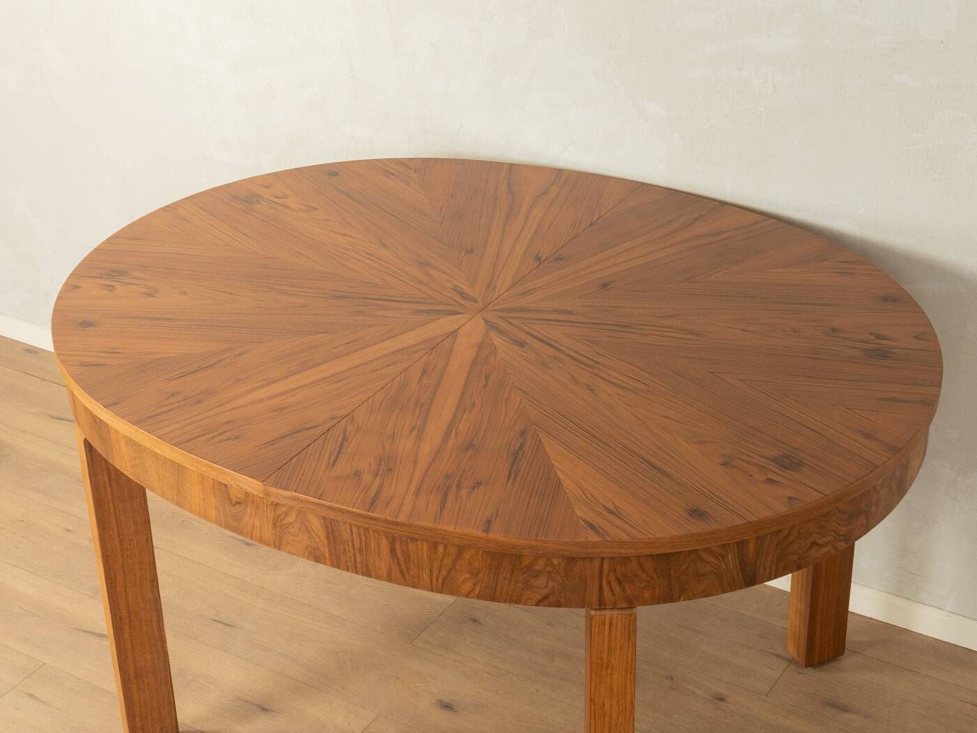 Elegant extendable dining table by Ruscheweyh, 1930s, walnut