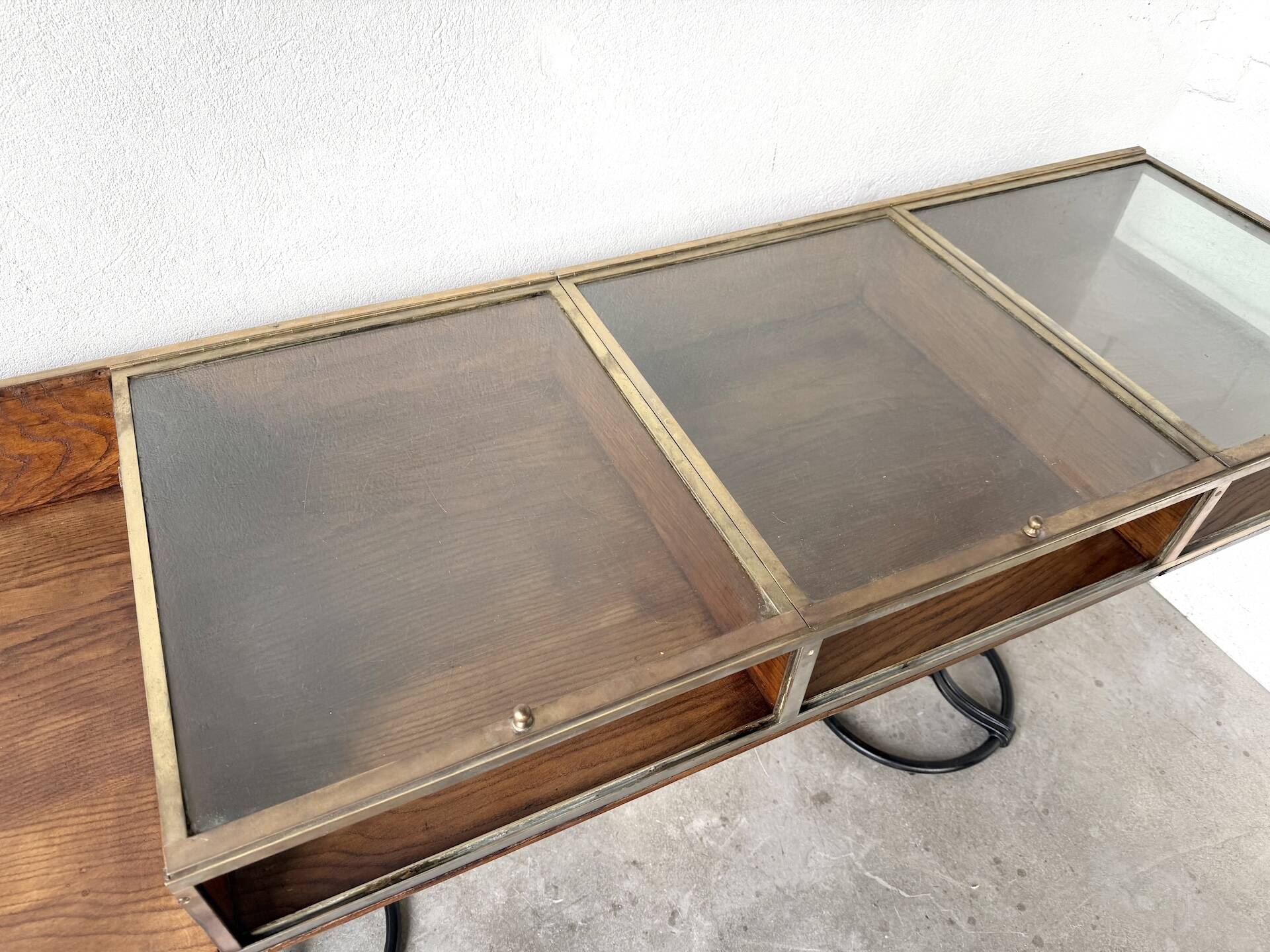 Oak and brass-mounted display cabinet on legs – Circa 1950