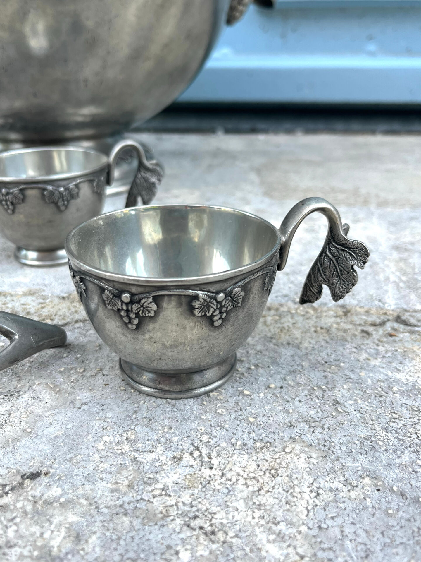 French pewter punch bowl set with 10 cups and ladle – grapevine Etain