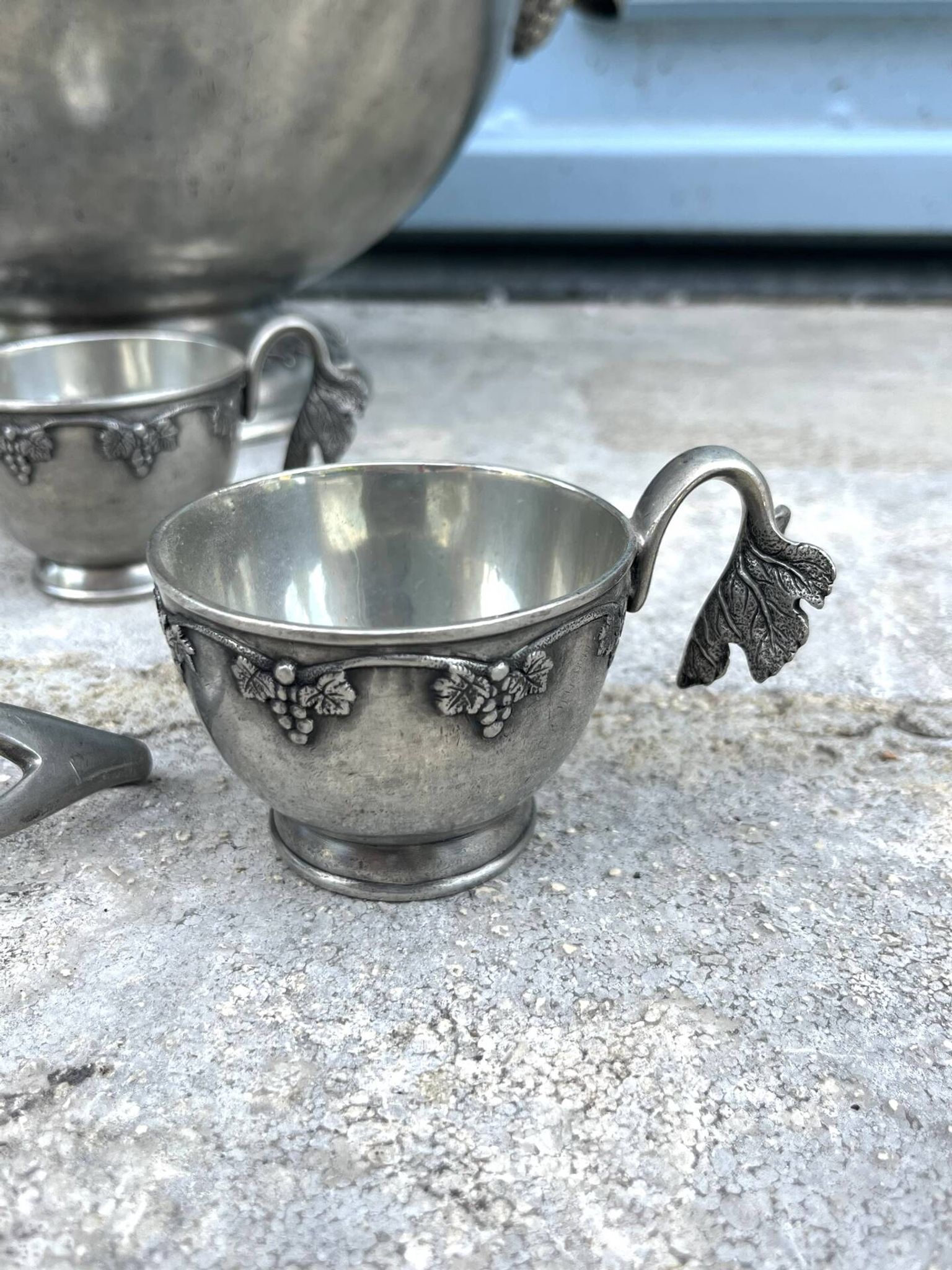 French pewter punch bowl set with 10 cups and ladle – grapevine Etain