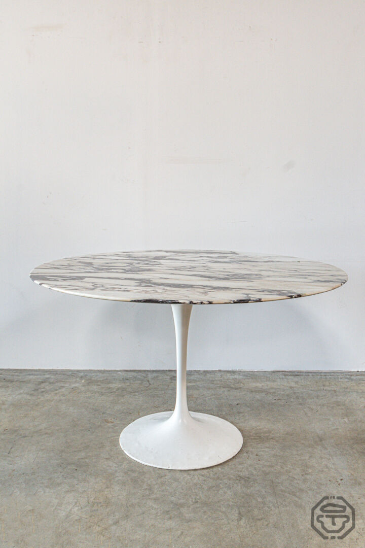 Eero Saarinen's Knoll tulip table