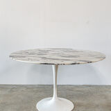 Eero Saarinen's Knoll tulip table