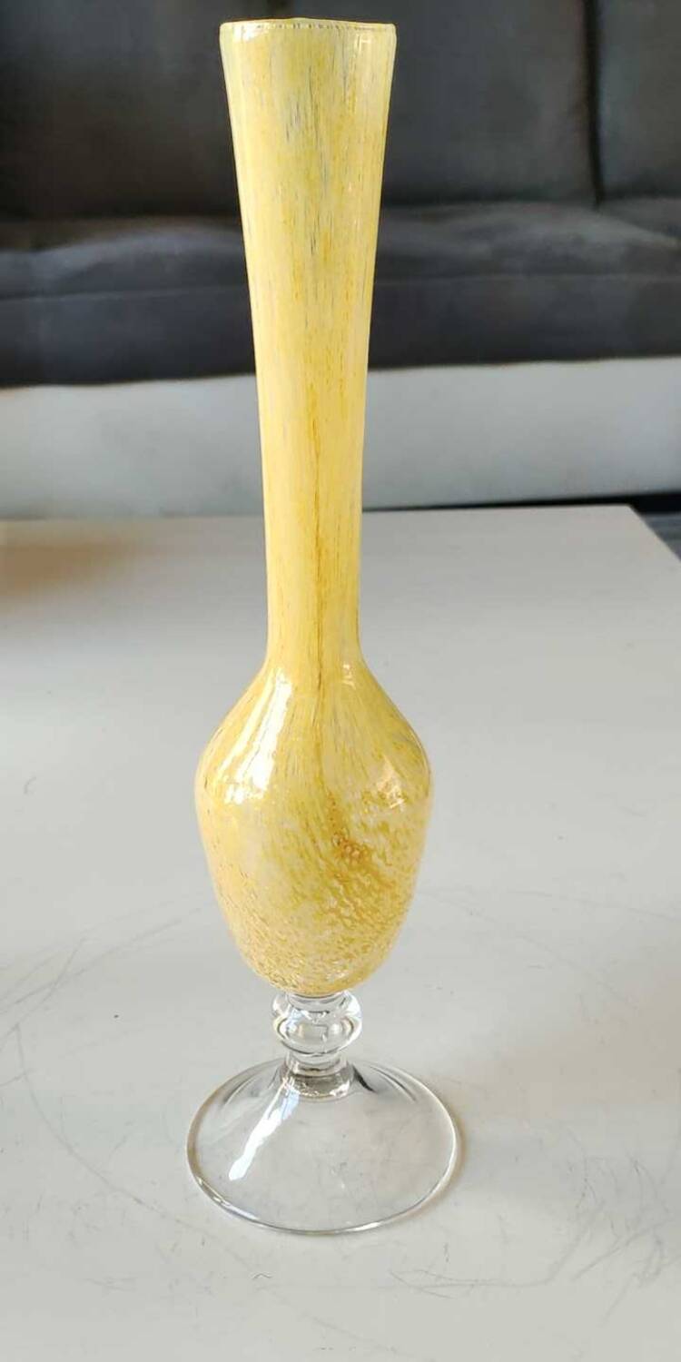 Murano-style single-flower vase. Speckled in yellow tones. Height 28 cm