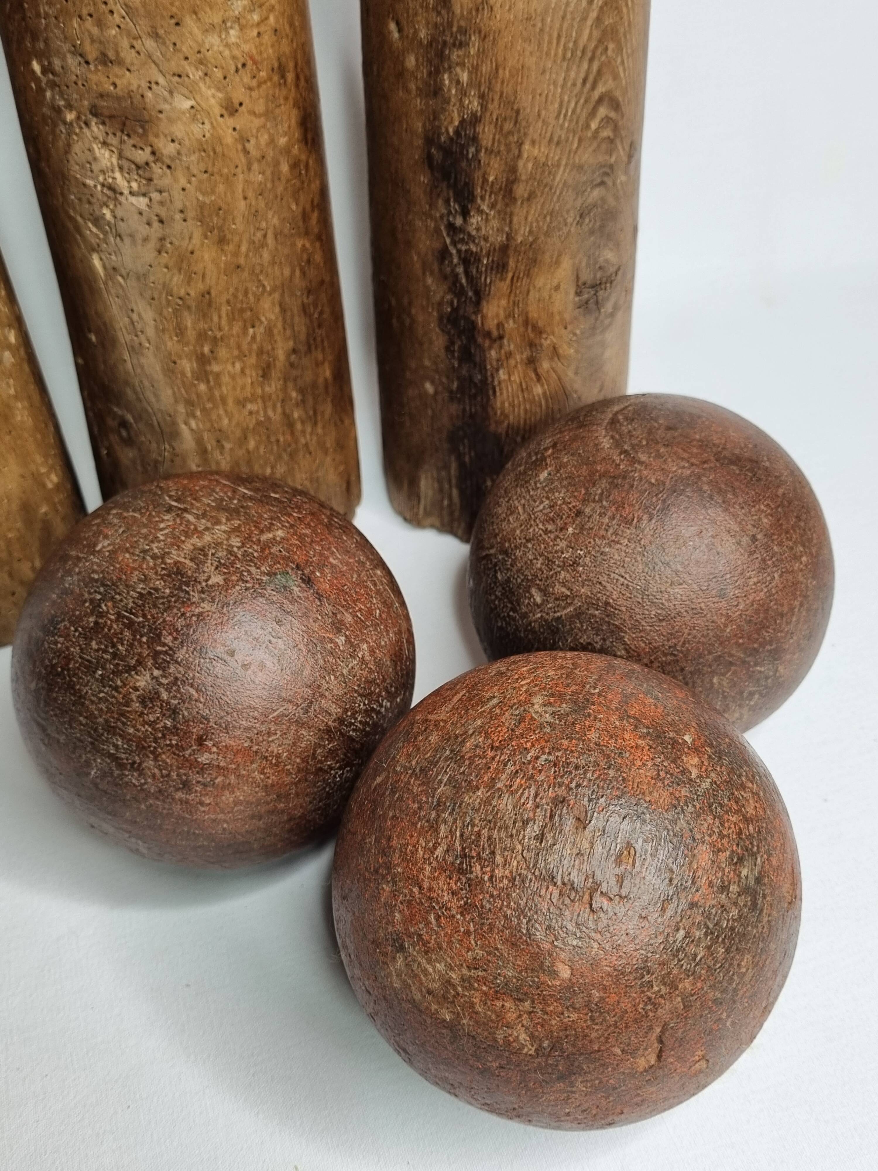 Ancien jeu de quilles grande taille en bois tourné, 52 cm