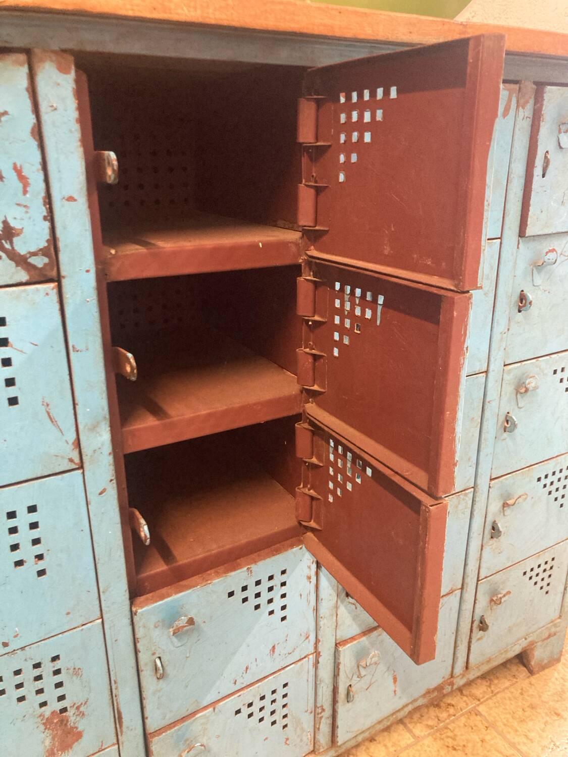 Workshop furniture with 20 blue lockers