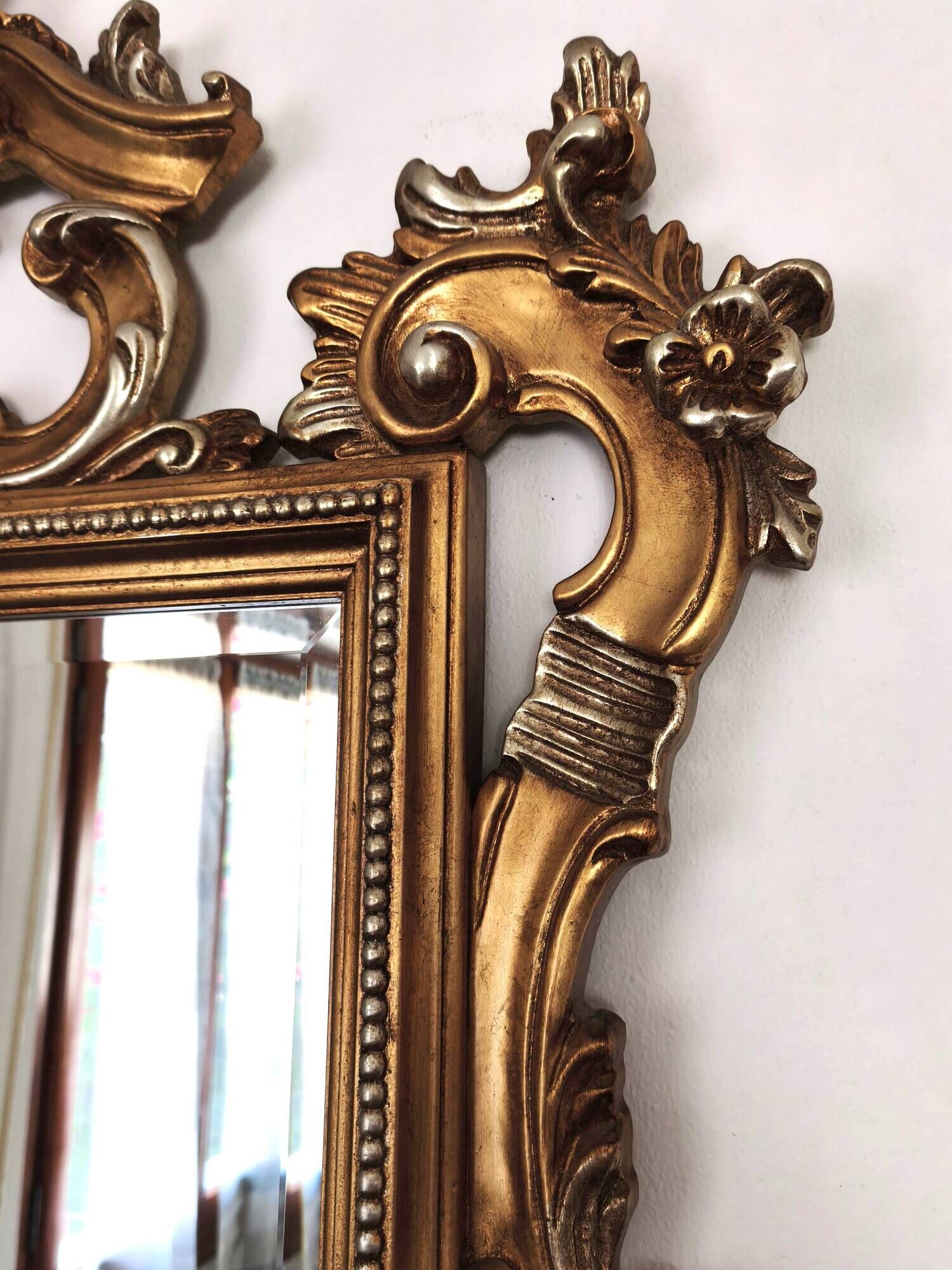 Large Italian mirror in carved wood, traditional gilding, 1980s.