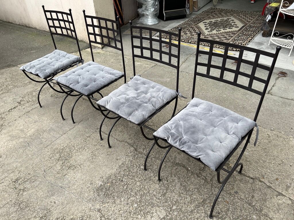 Set of 4 wrought iron chairs with seat cushions