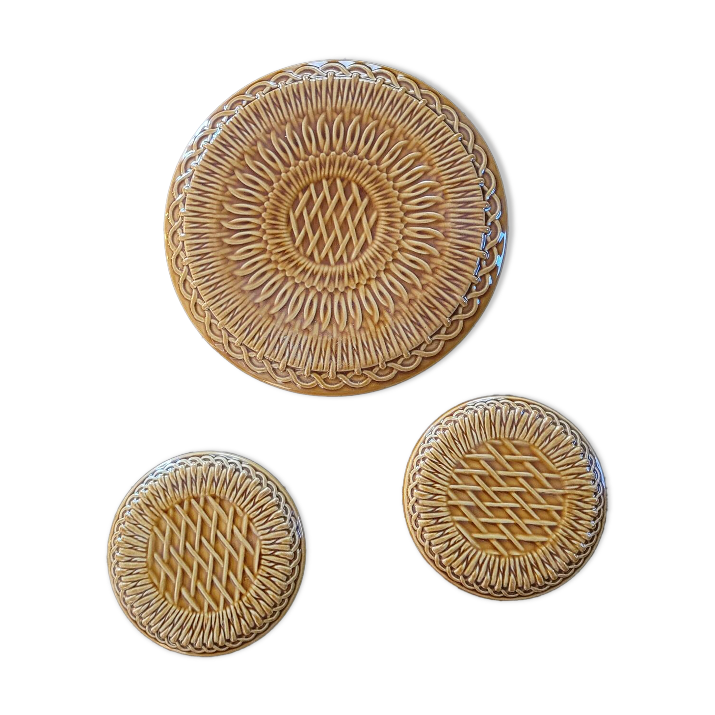 Lot Gien – Earthenware trivet and 2 bottle coasters